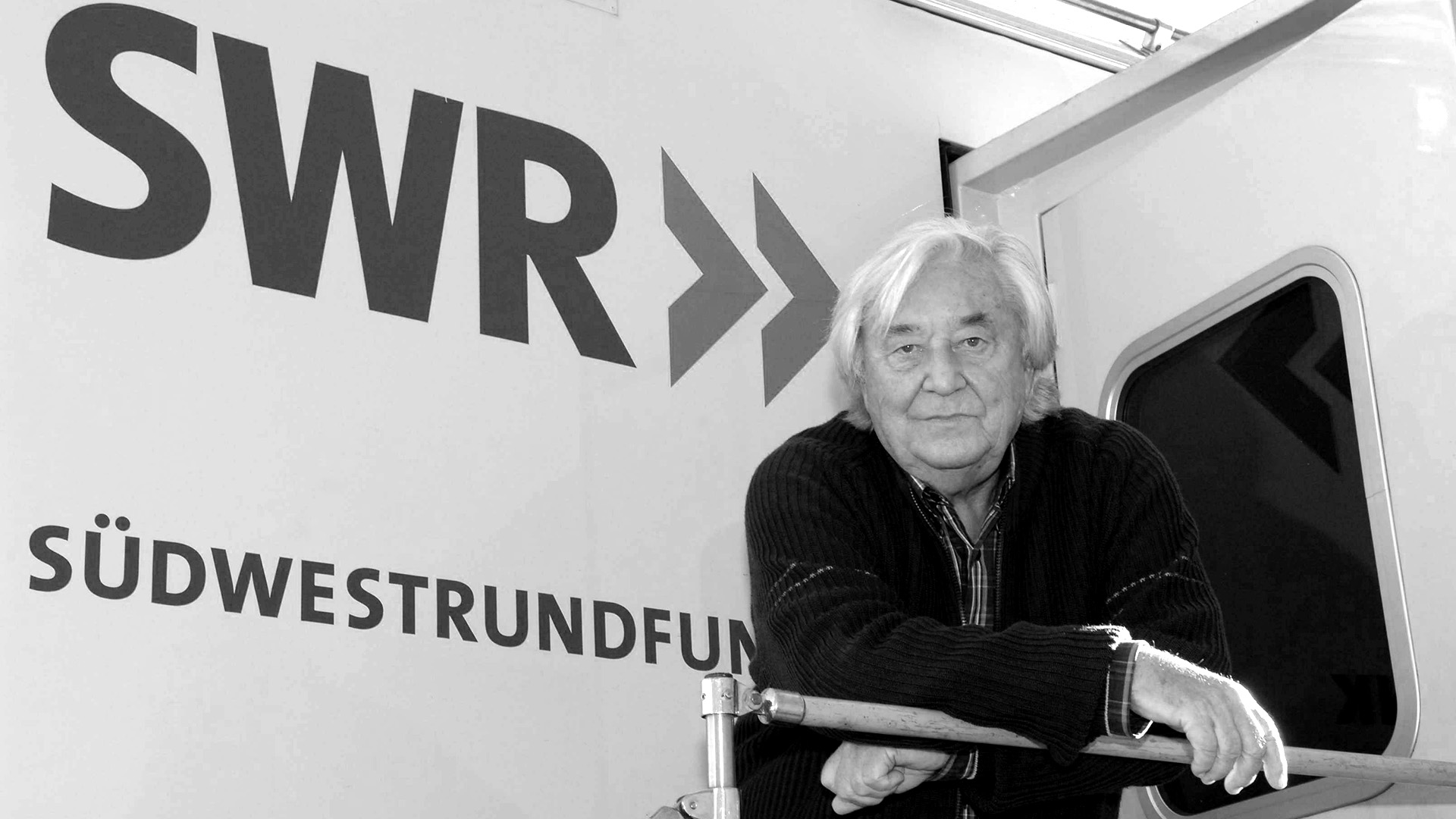 Dieter Pröttel vor einem SWR-Übertragungswagen | picture-alliance/ dpa