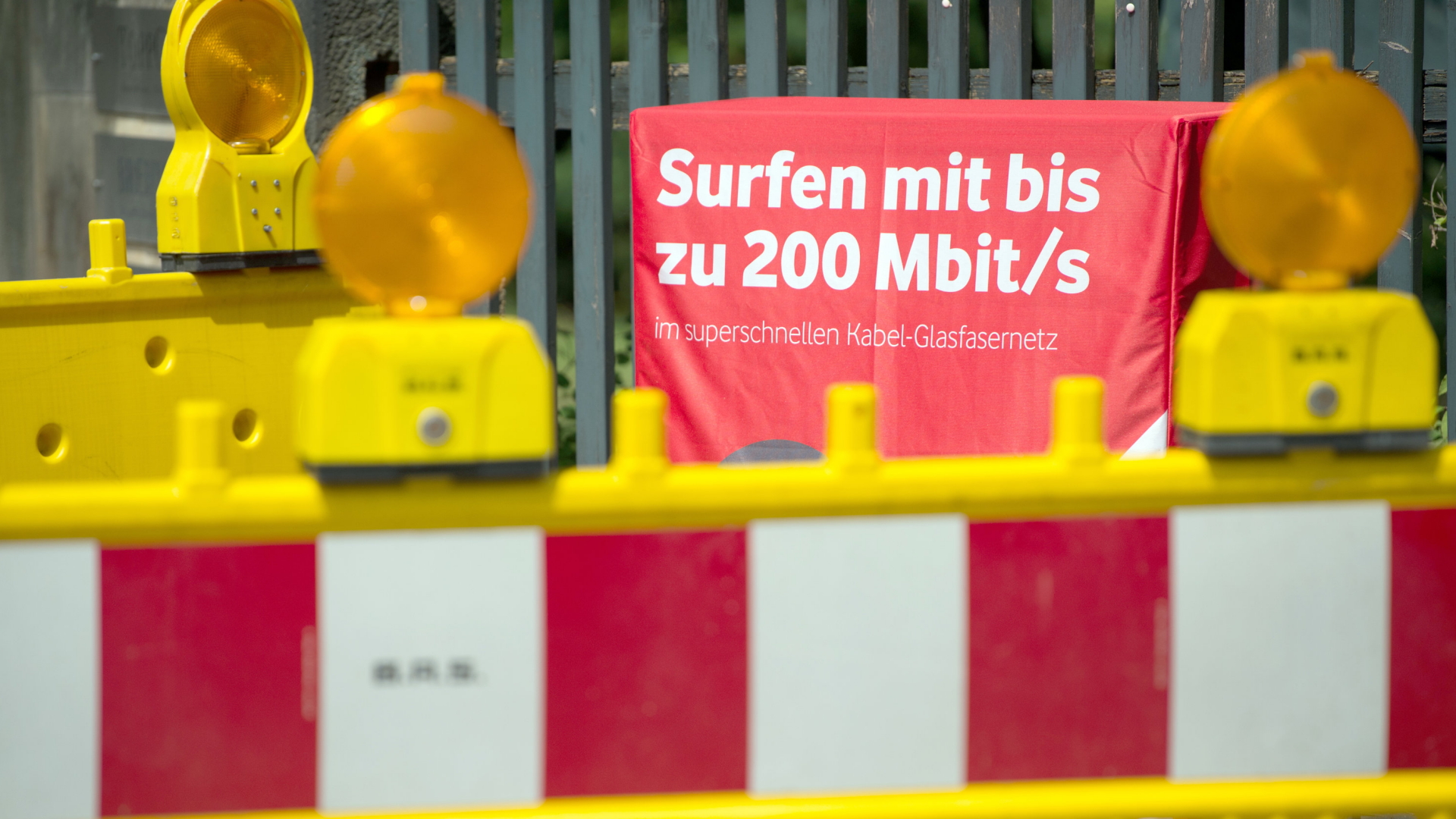 Auf einem Verteilerkasten in Dresden wird für schnelles Internet durch Kabel-Glasfasernetz geworben (Archivbild vom 02.08.2017) | dpa