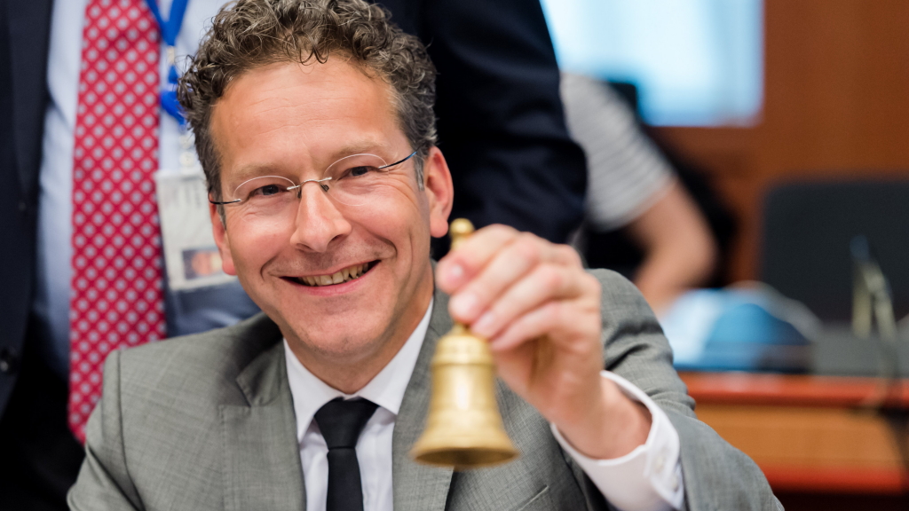 Eurogruppen-Chef Jeroen Dijsselbloem schüttelt auf dem Treffen in Brüssel eine Glocke.