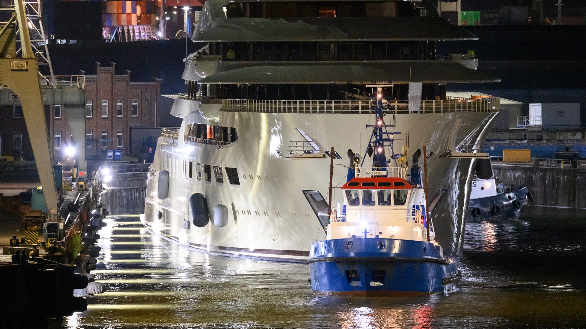 Die Luxusjacht "Dilbar" wird von Schleppern aus dem gefluteten Trockendock der Hamburger Werft Blohm + Voss auf die Elbe gezogen. | dpa