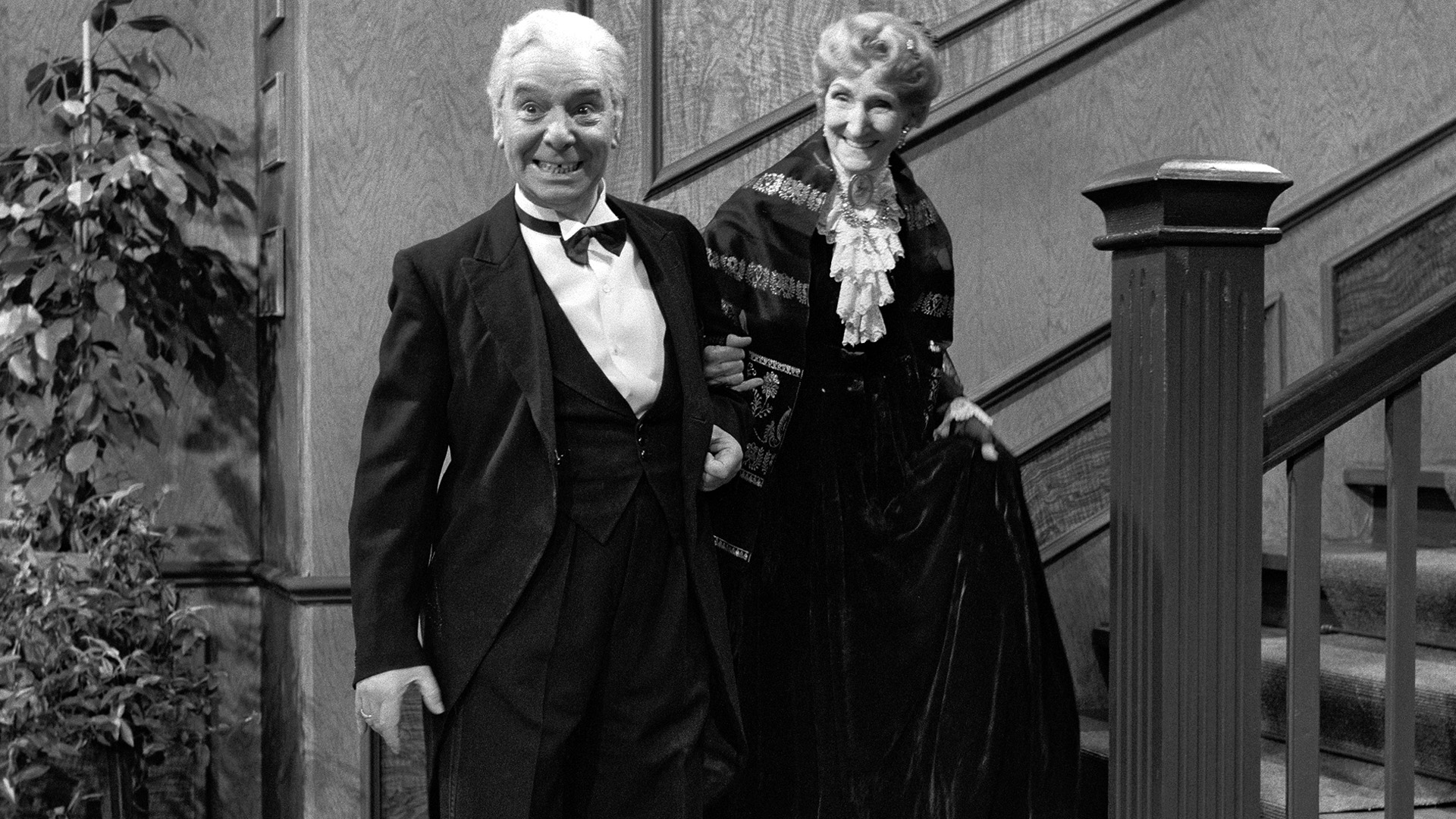 May Warden als Miss Sophie und Freddie Frinton als Butler James in einer Szene aus "Dinner for One oder: Der 90. Geburtstag" | picture alliance/dpa/NDR