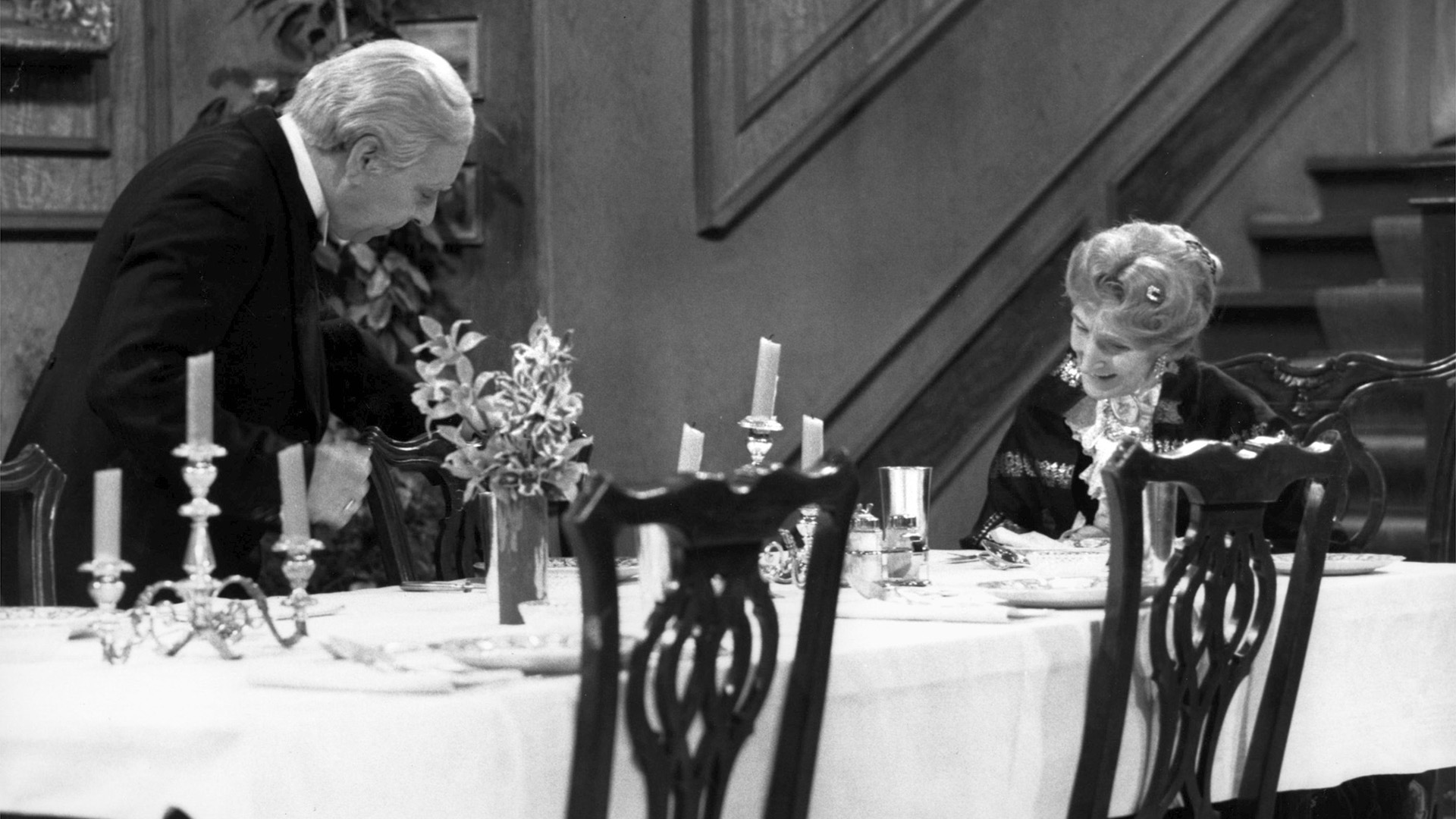 May Warden als Miss Sophie und Freddie Frinton als Butler James in einer Szene aus "Dinner for One oder: Der 90. Geburtstag" | picture alliance/dpa/WDR/NDR