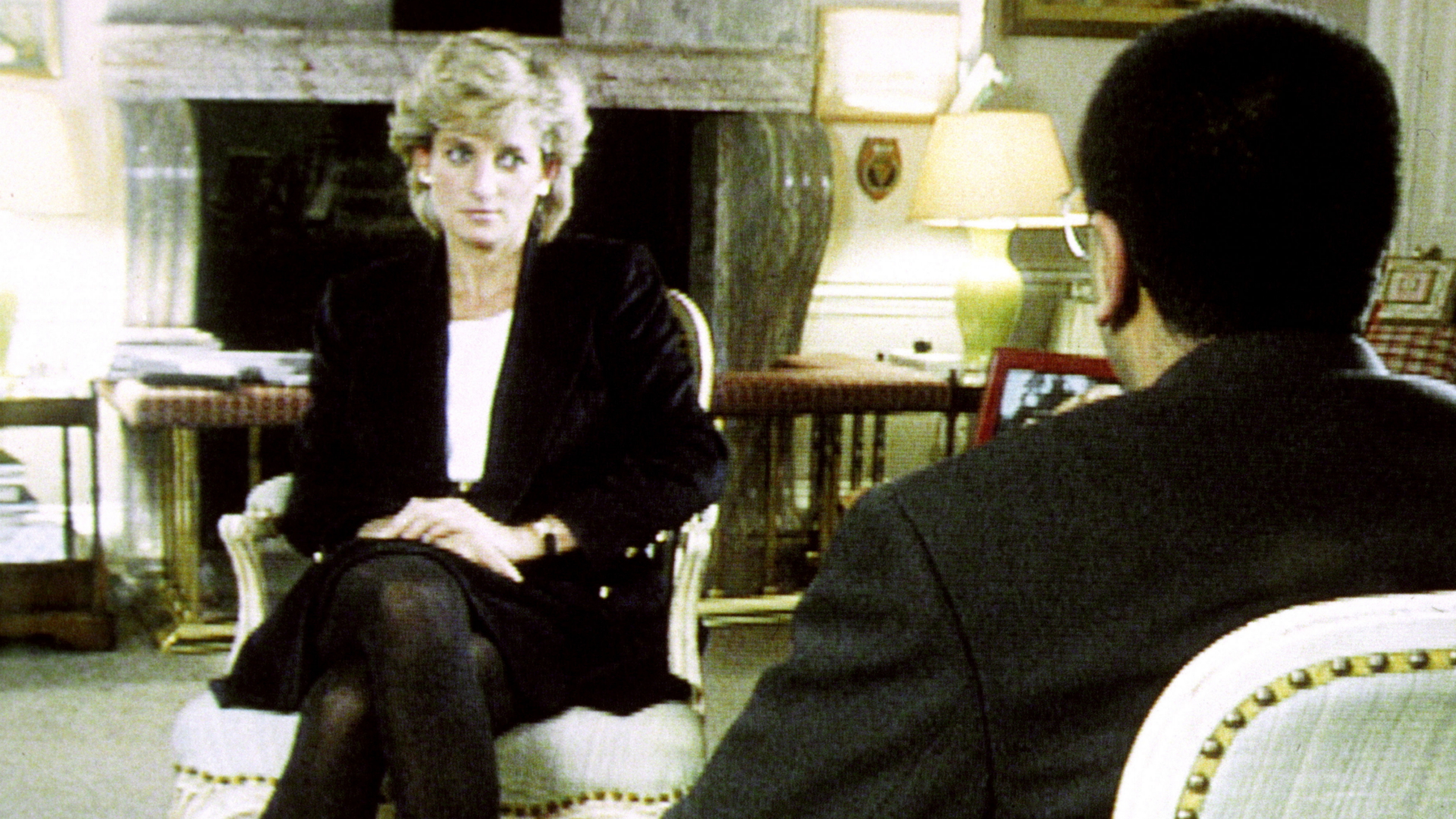 Prinzessin Diana im Gespräch mit BBC-Reporter Martin Bashir beim Interview des britische Fernsehsenders BBC im Jahr 1995 | dpa