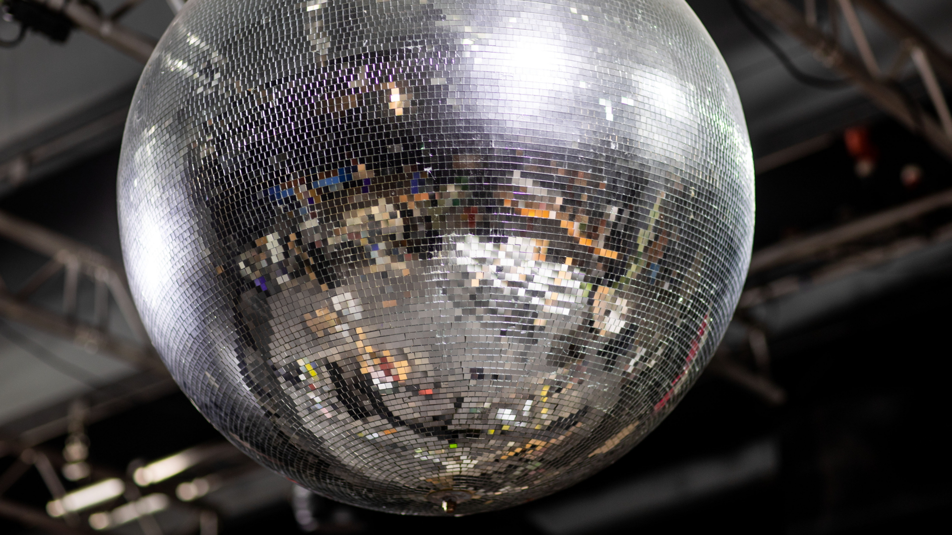 In einer großen Discokugel spiegelt sich die Tanzfläche der Diskothek. | dpa