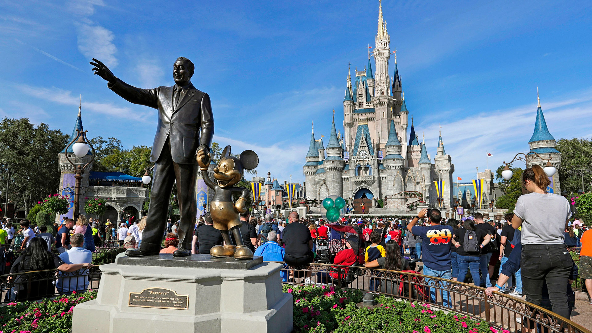 Disneyworld mit zahlreichen Besuchern in Orlando, Florida.