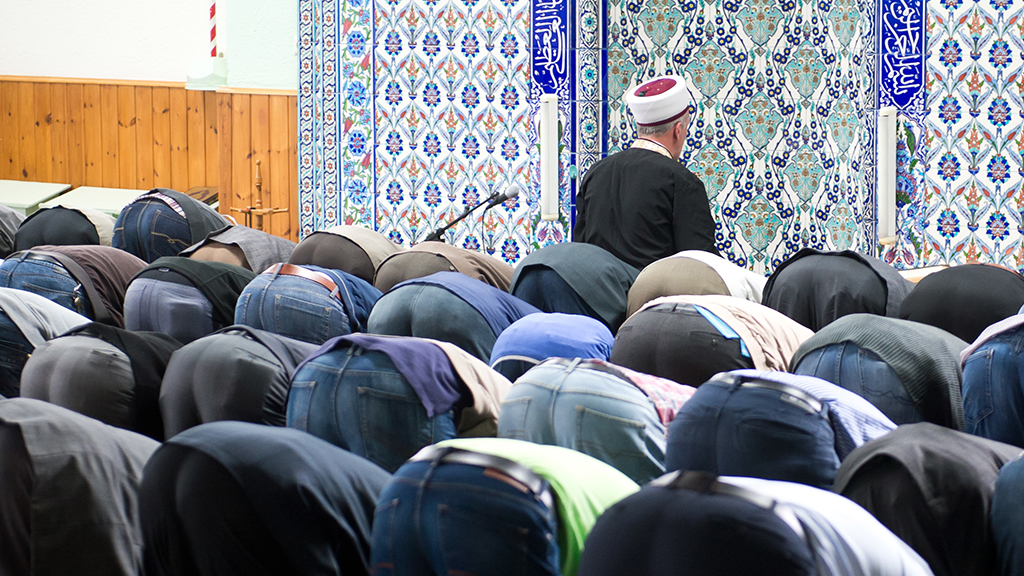 Muslime beten im Gebetsraum der DiTiB-Moschee in Stuttgart | picture alliance / dpa