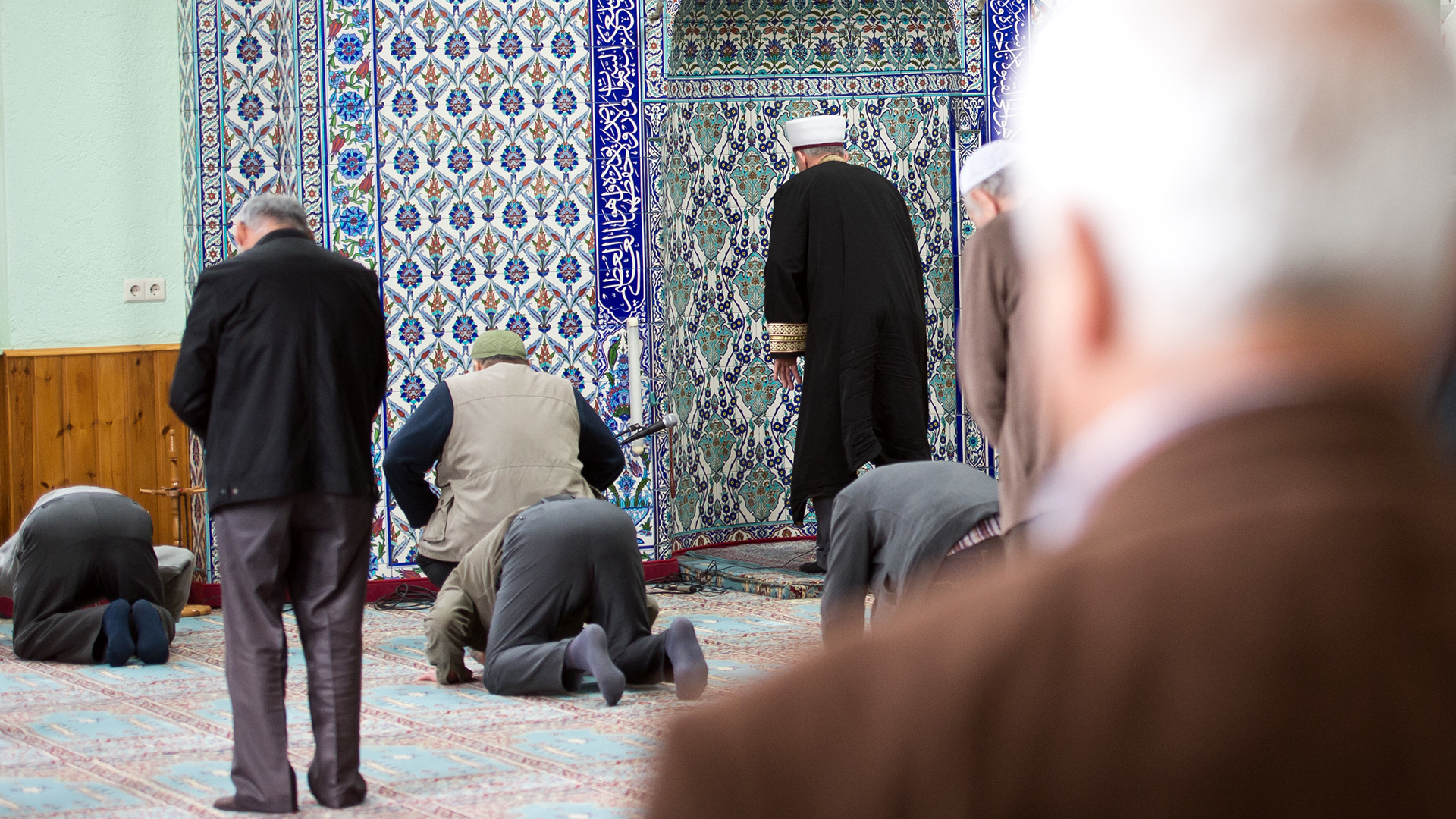 Imam und Gläubige in einer Stuttgarter Ditib-Moschee