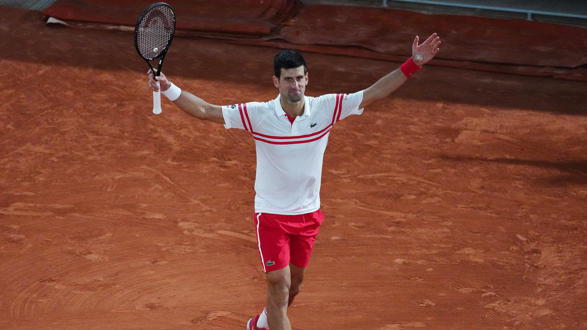 Novak Djokovic jubelt über den Sieg im Halbfinale der French Open. | dpa