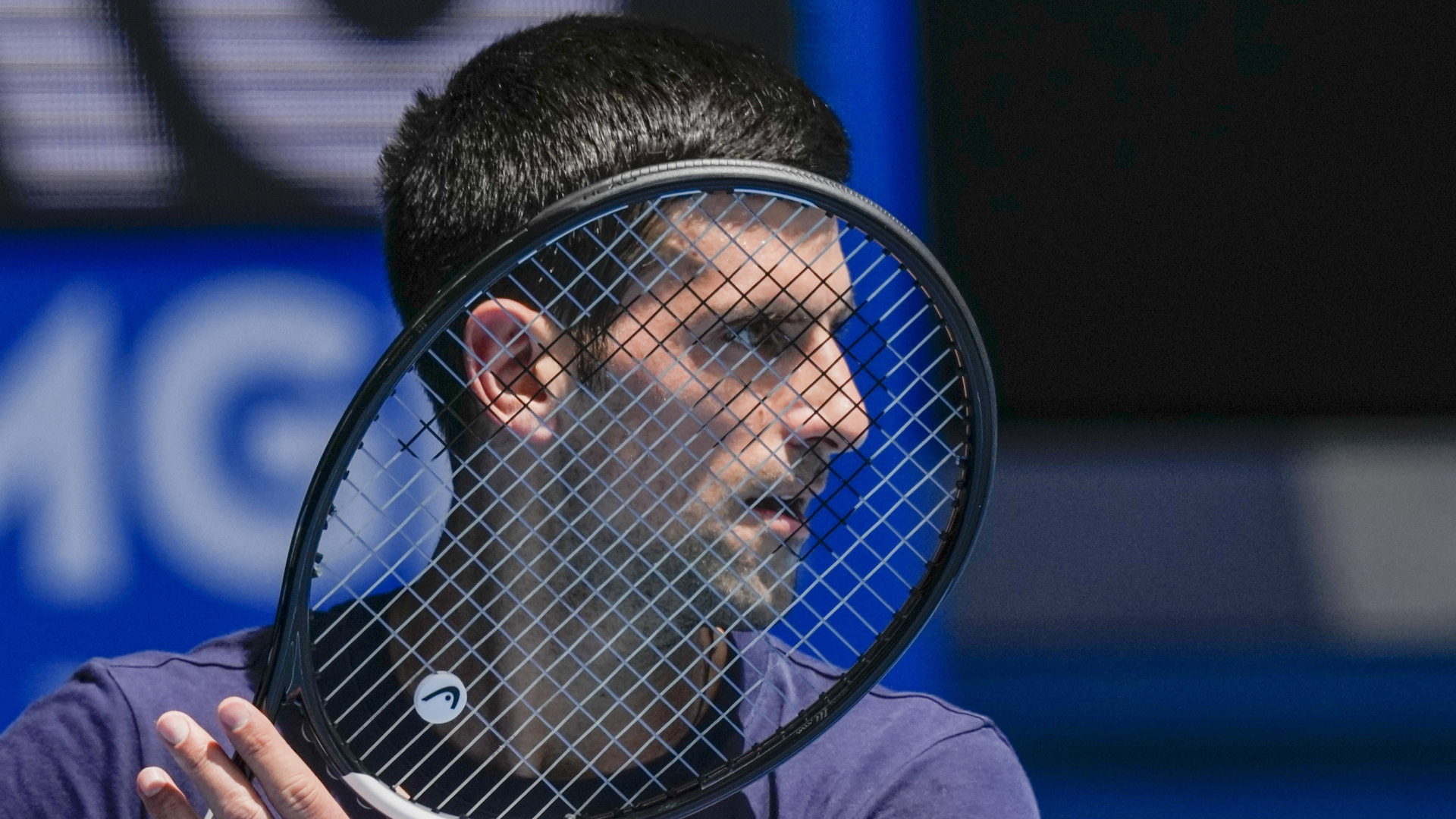 Tennisspieler Novak Djokovic hält einen Tennisschläger in der Hand. | AP