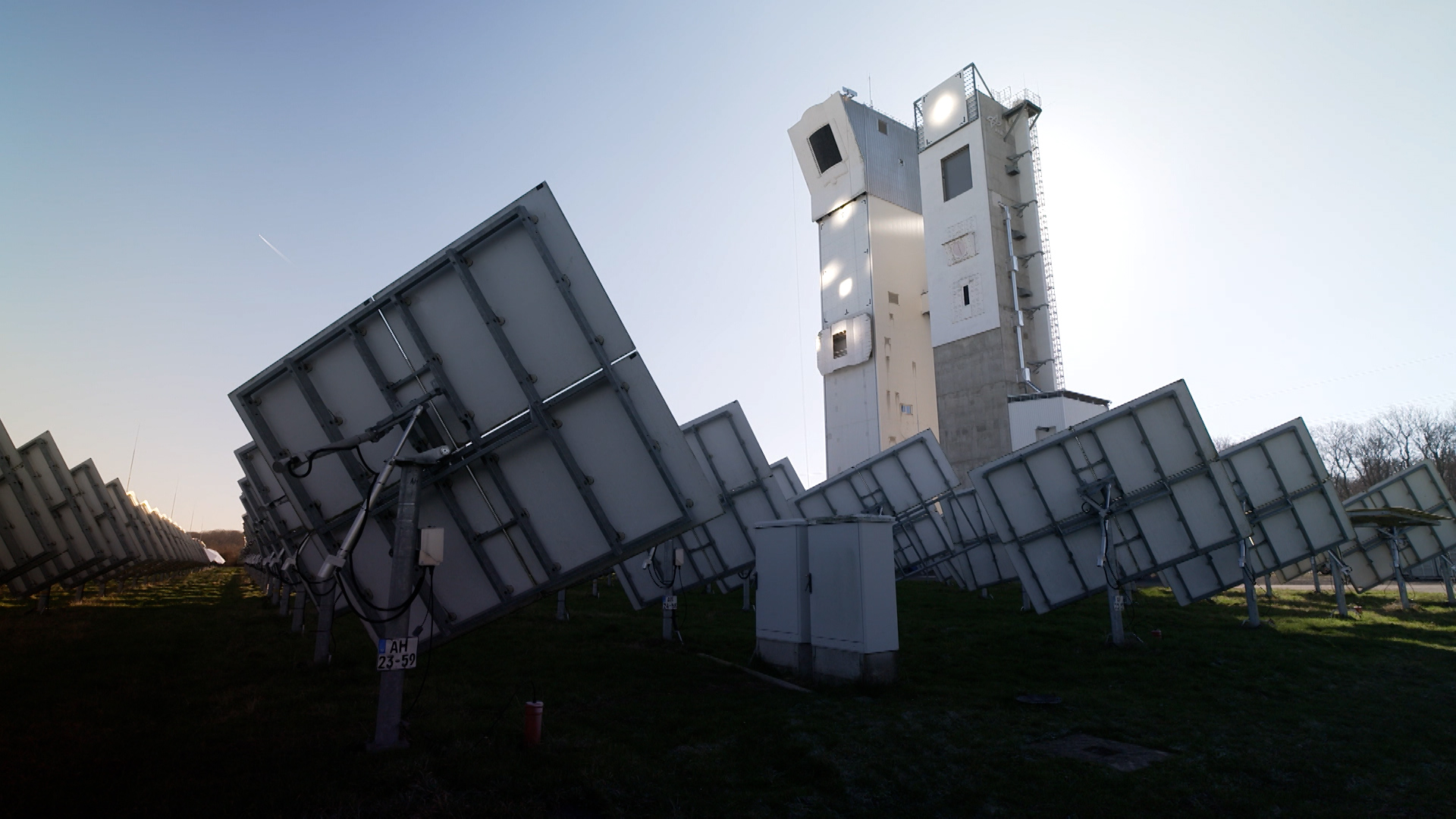 Viele, große Spiegel bündeln Sonnenlicht auf einen Turm. | NDR