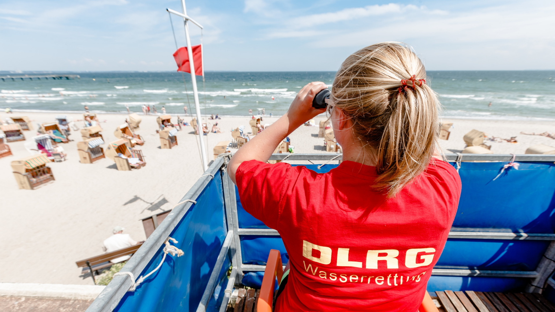 Eine Rettungsschwimmerin beobachtet einen Strand in Schleswig-Holstein | dpa