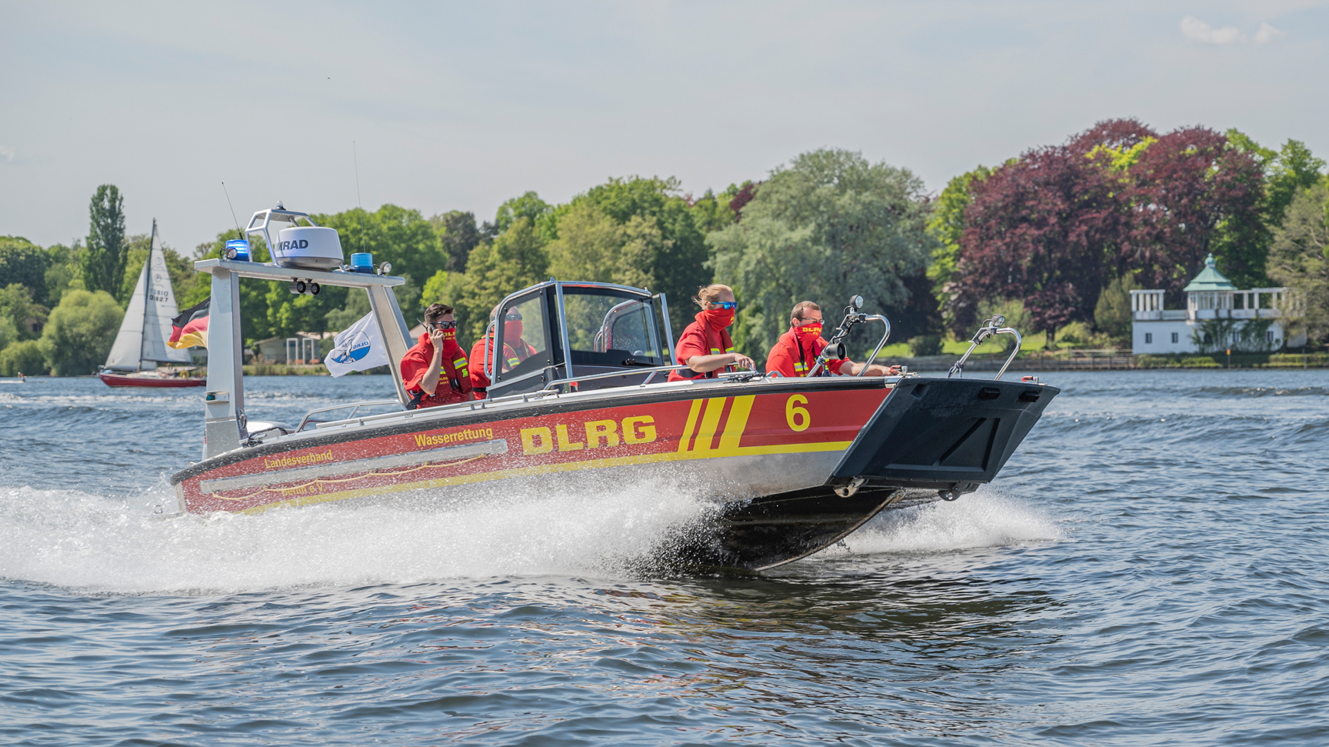 Mit Rettungsbooten, wie hier in Berlin auf der Havel, sind die Rettungsschwimmer der DLRG auf den Gewässern im Einsatz.  | obs