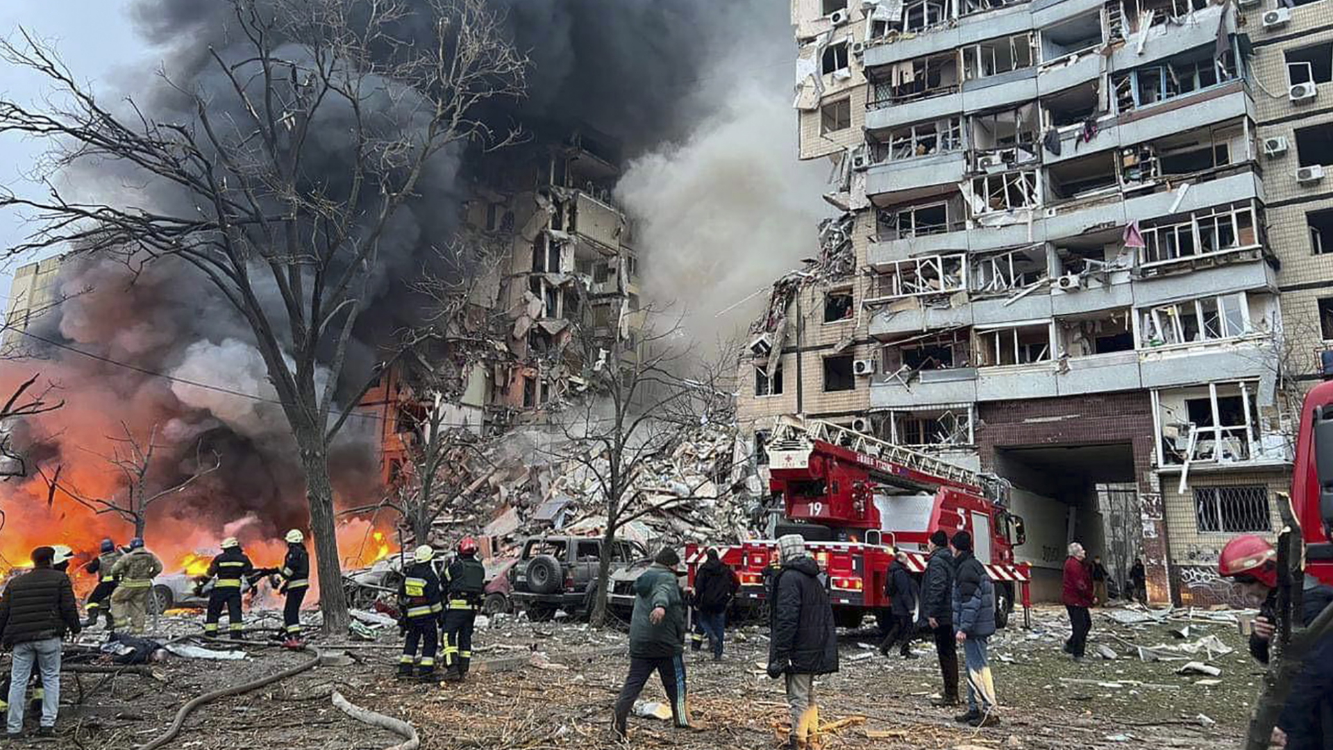 Ukrainische Rettungskräfte bei der Arbeit vor dem beschossenen Wohnhaus in Dnipro. | EPA