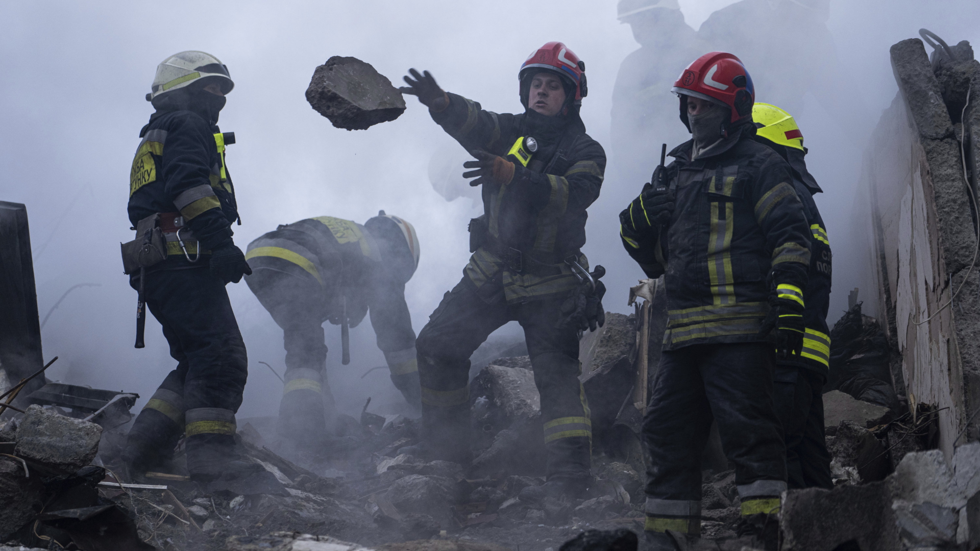 Rettungskräfte räumen Trümmer aus einem Wohnhaus, das durch einen russischen Raketenangriff in der Stadt Dnipro zerstört wurde (Aufnahme vom 15. Januar 2023). | AP