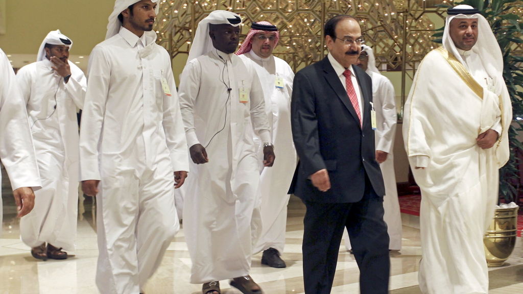Der Energieminister von Bahrain kommt beim Treffen in Doha an - in Begleitung von mehreren Männern in Thobe-Kleidung.