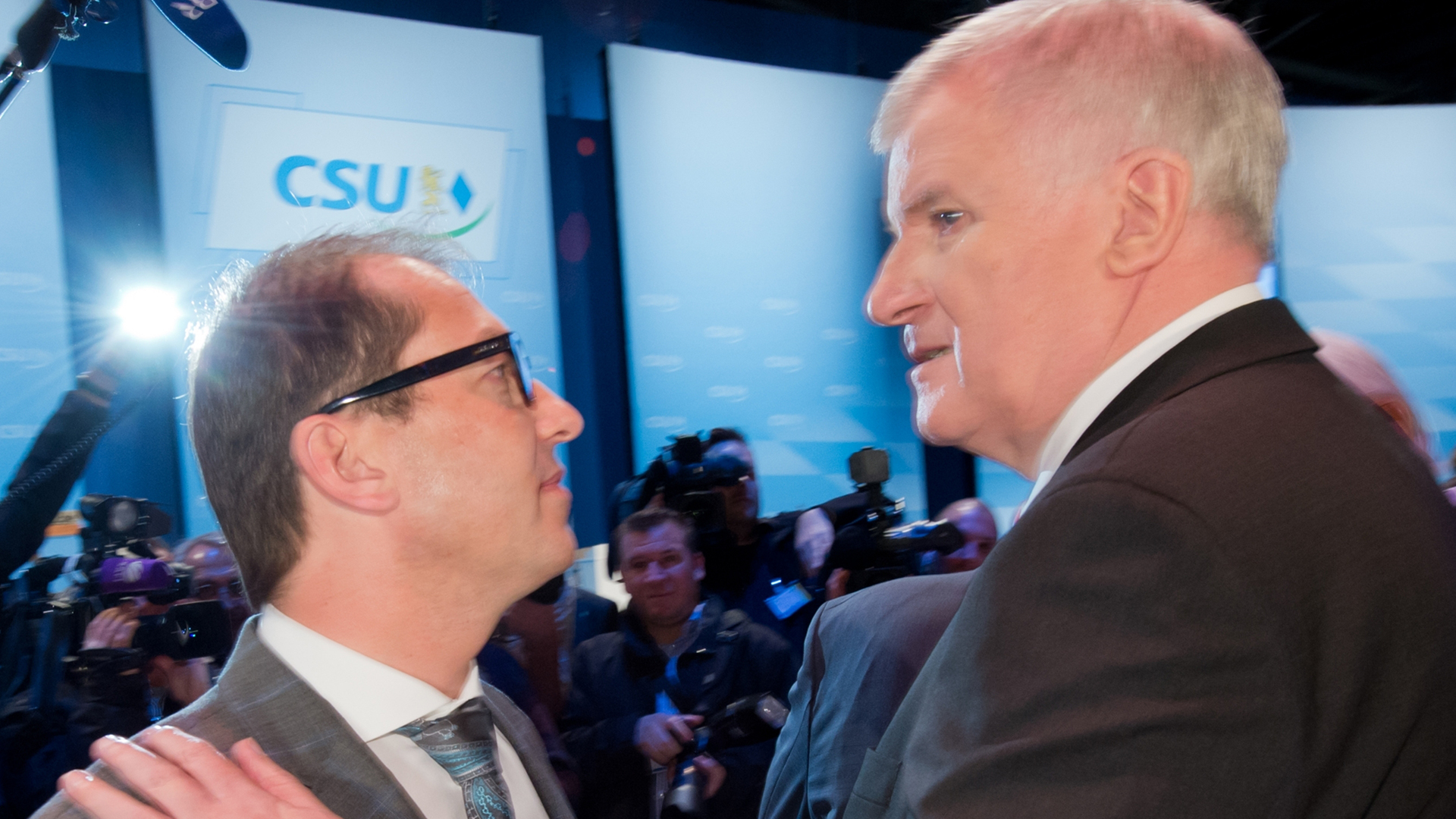 CSU-Vorsitzender Seehofer und der damalige Verkehrsminister Dobrindt im November 2013 auf dem CSU-Parteitag | picture alliance / dpa