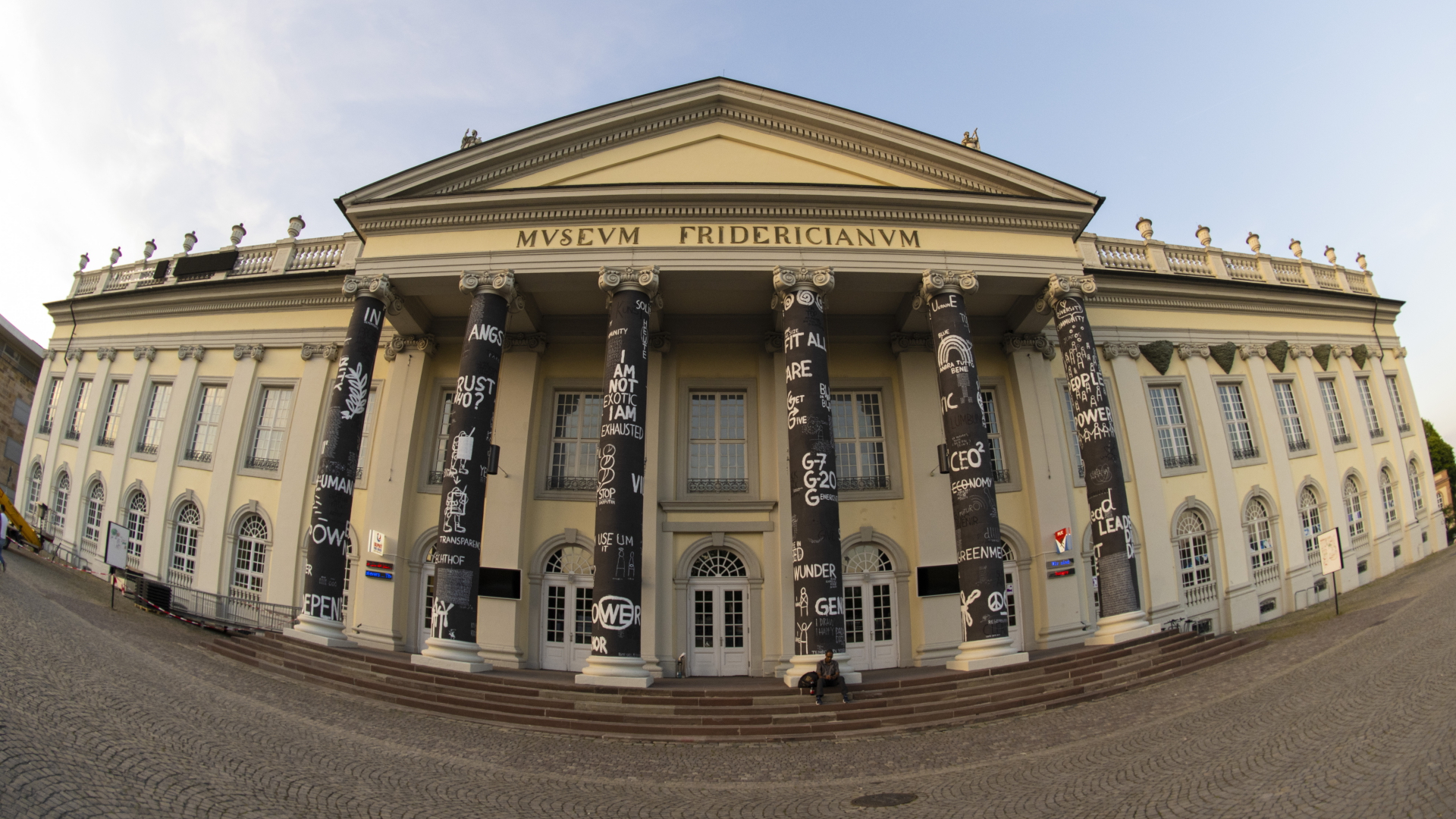 Die von Künstler Dan Perjovschi gestalteten Säulen am Fridericianum in Kassel