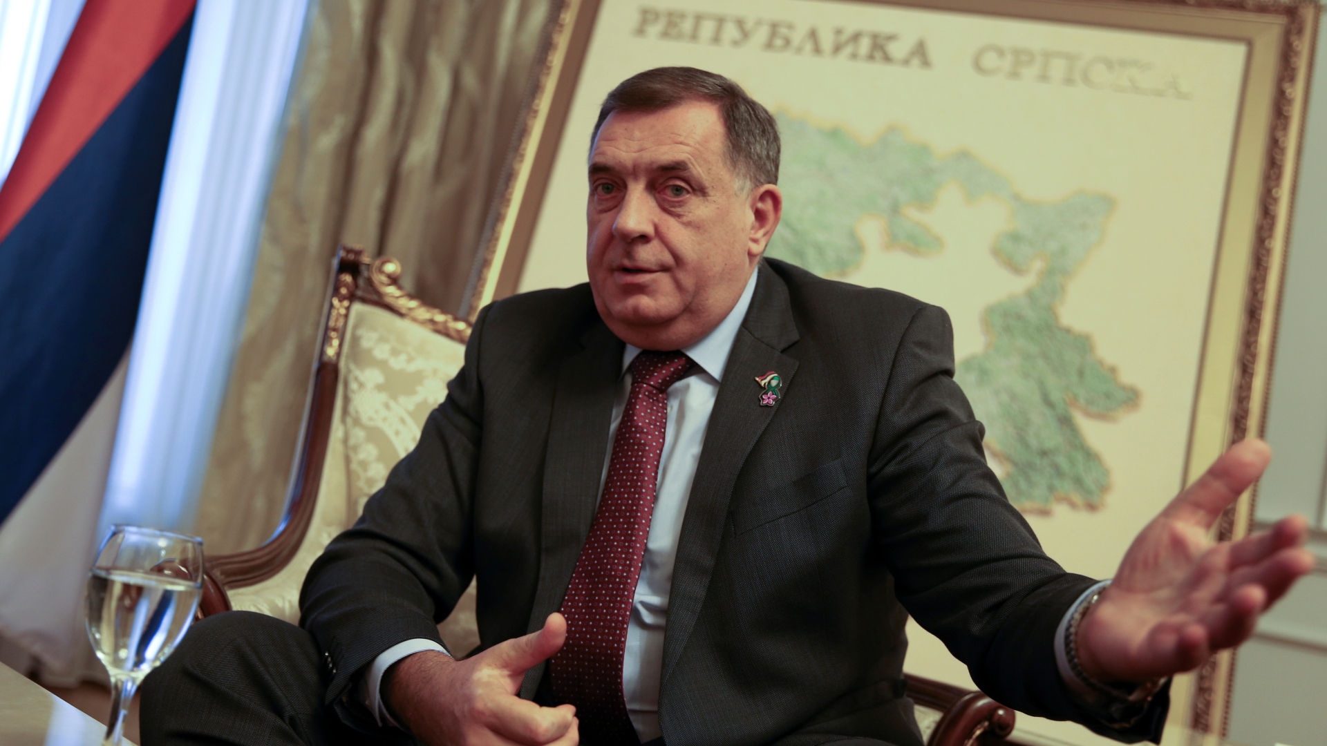Milorad Dodik gestikuliert vor einer Karte der serbischen Teilrepublik von Bosnien-Herzegwina | REUTERS