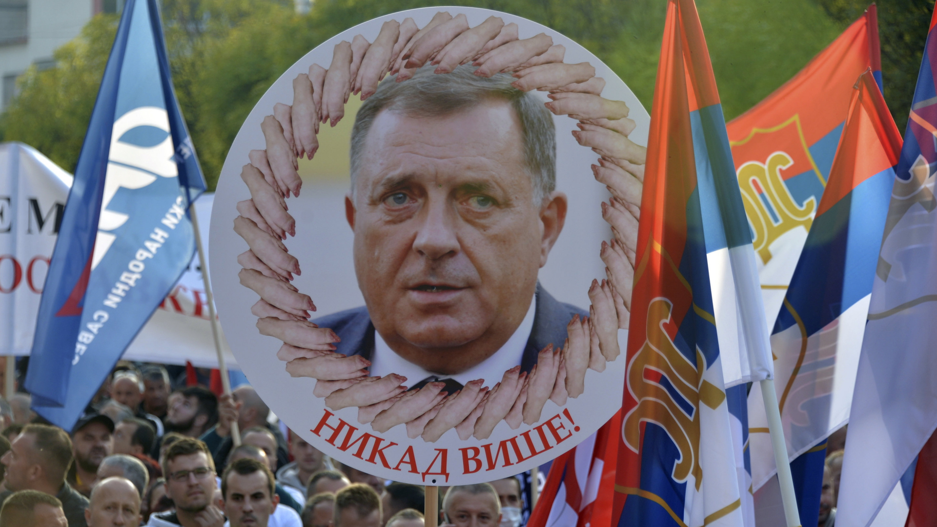 Gegner des bosnisch-serbischen Politikers Dodik demonstrieren in Banja-Luka (Bosnien-Herzegowina) im Oktober 2021 | AP