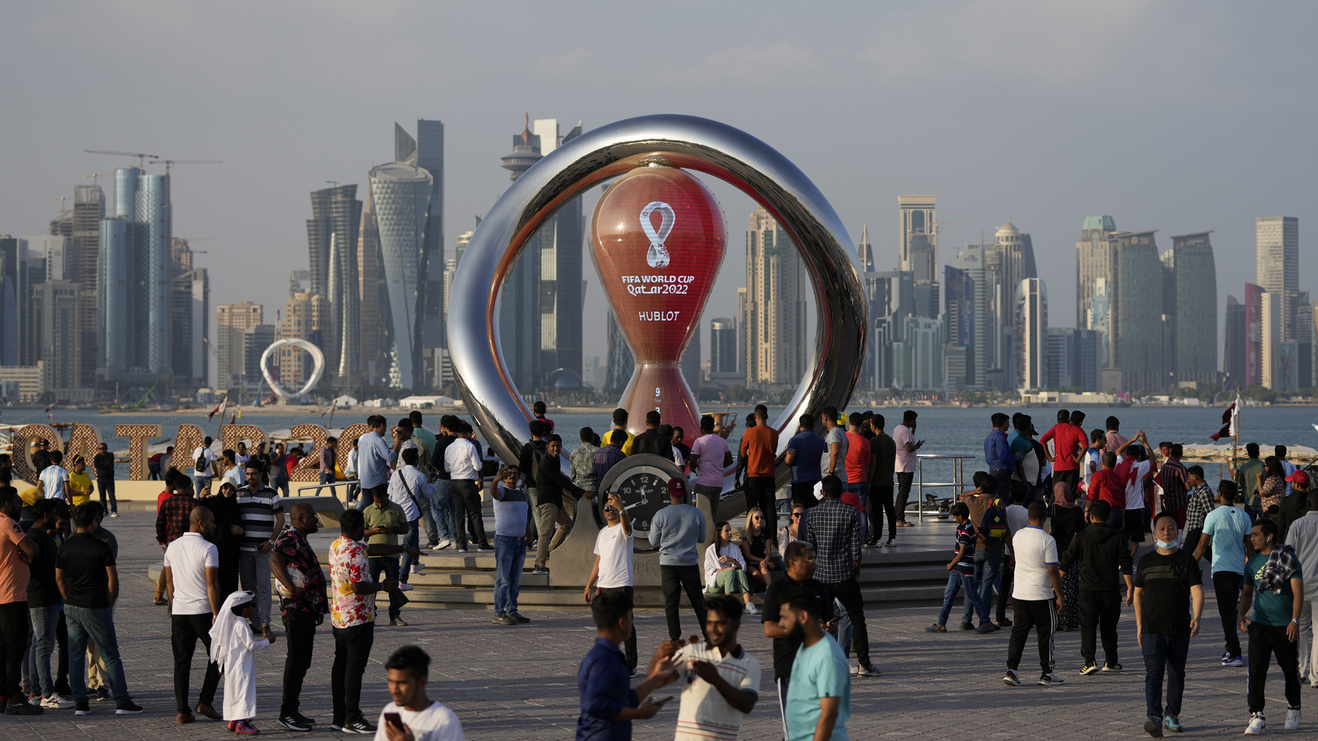 Eine Countdown-Uhr vor Beginn der Fußball-WM in Katars Hauptstadt Doha. | picture alliance/dpa/AP