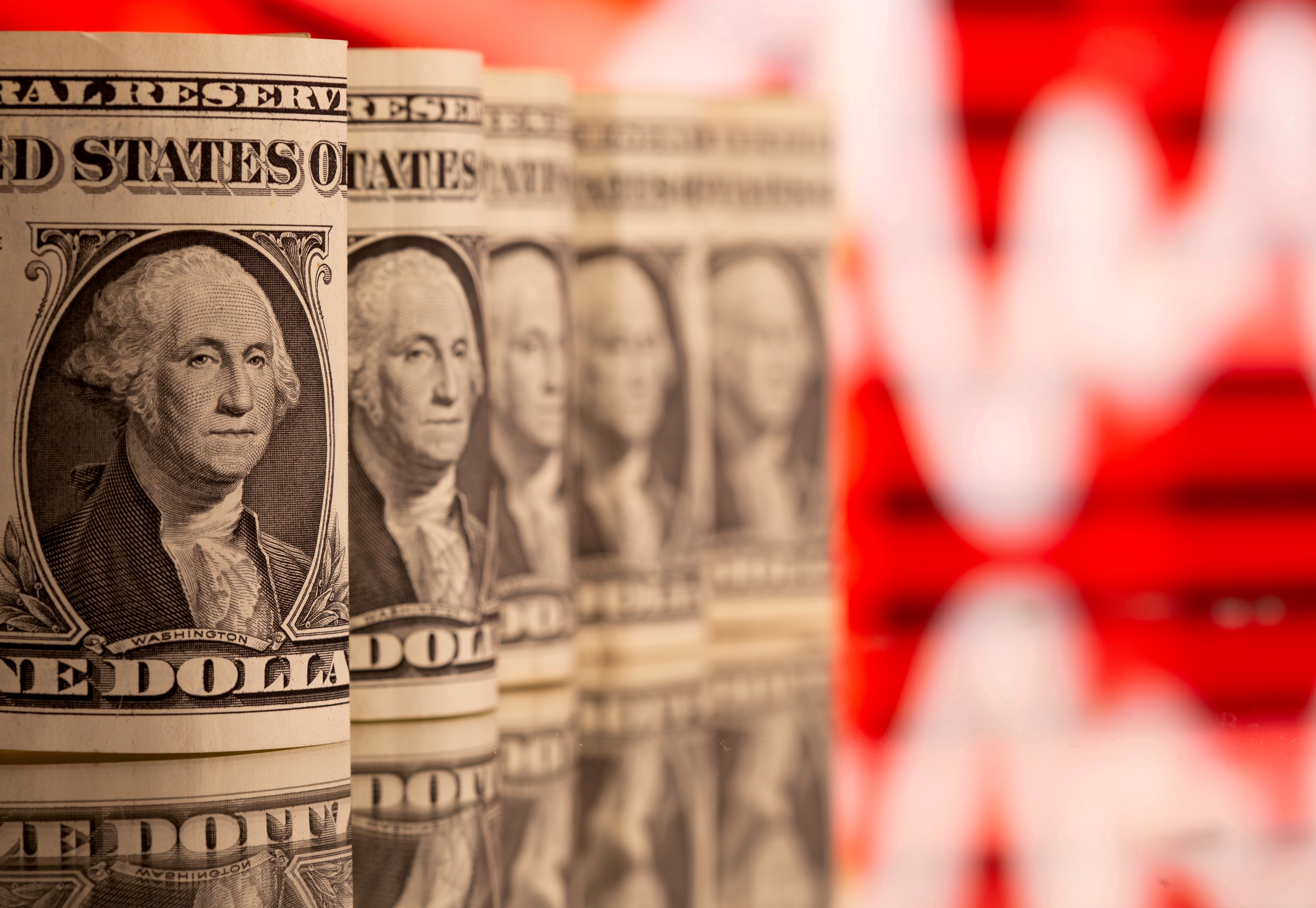Gerollte Dollar-Banknoten | REUTERS