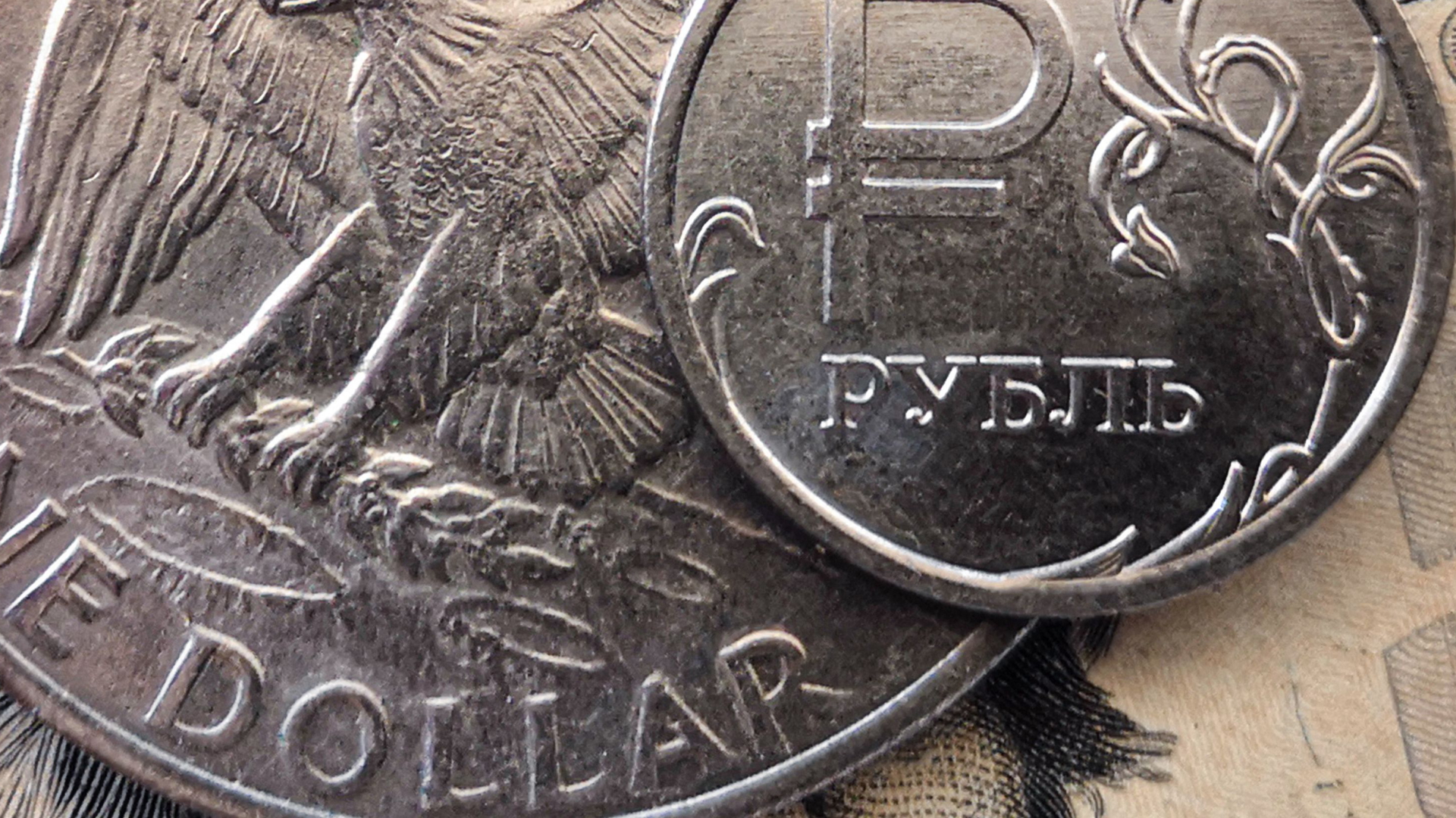 Eine Dollar- und eine Rubelmünze | AFP