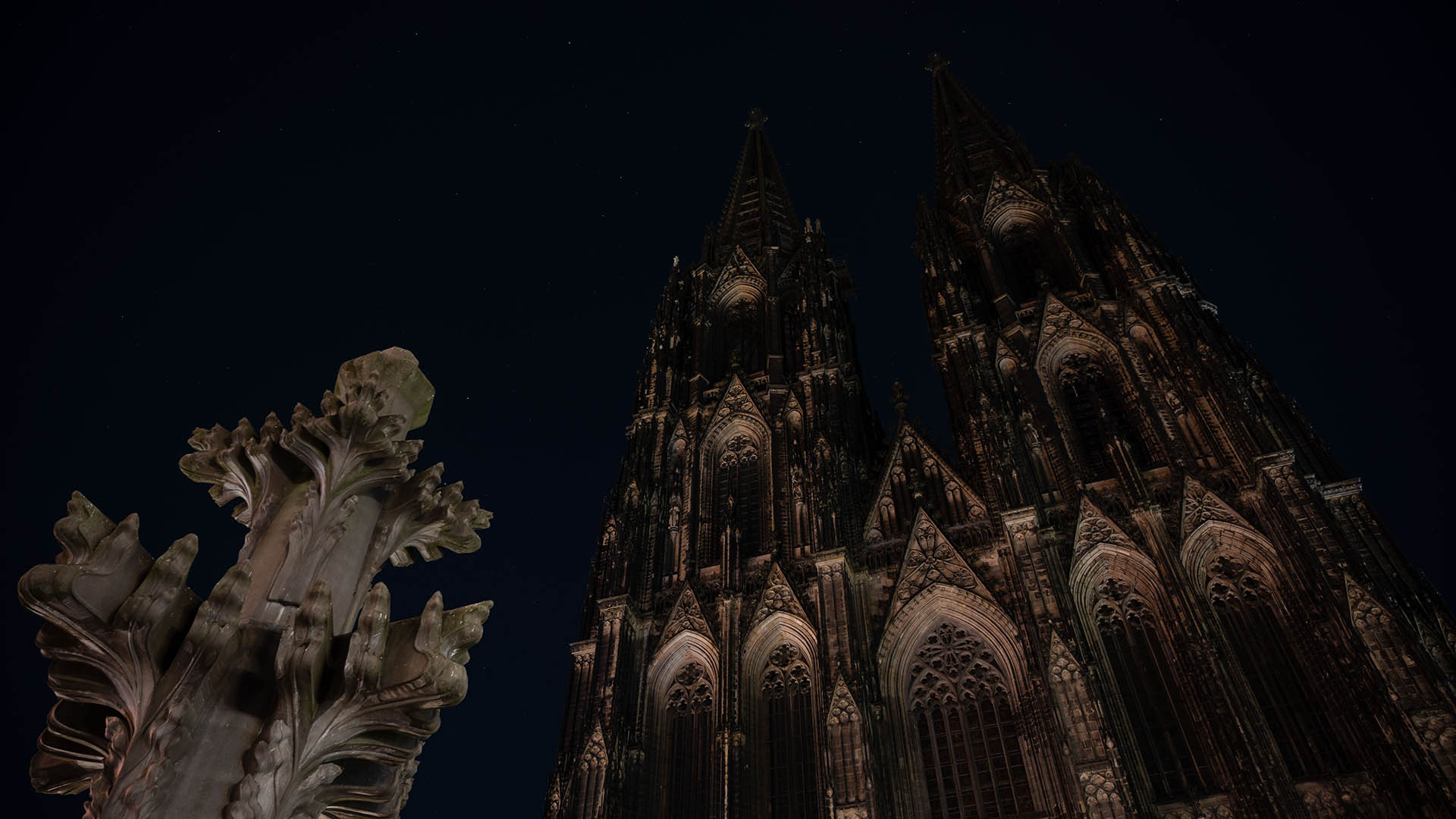 Der unbeleuchtete Kölner Dom. | dpa