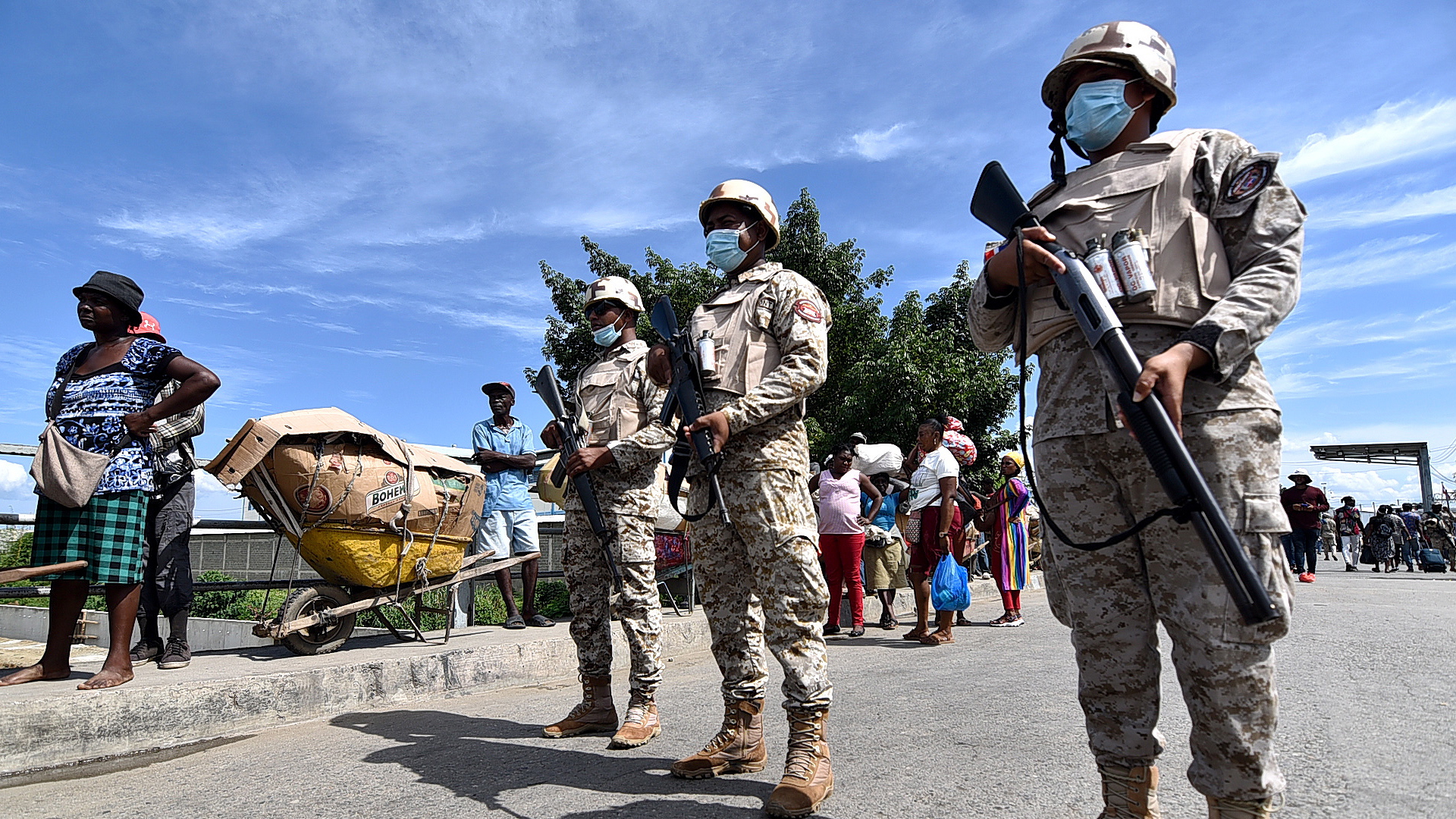 Dominikanische Soldaten an der Grenze zwischen der Dominikanischen Republik und Haiti bei Dejabon | EPA