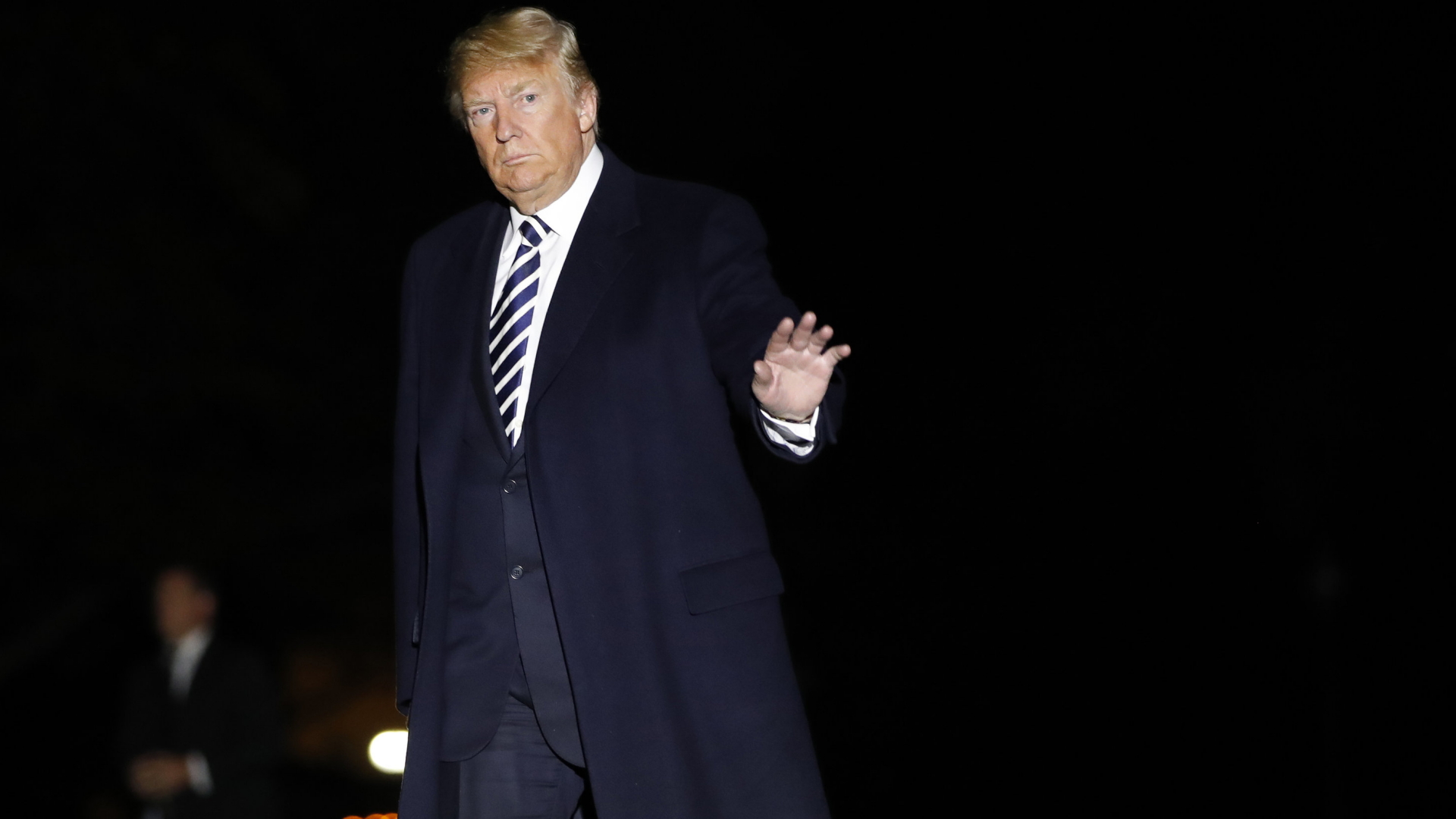 US-Präsident Donald Trump grüßt im Dunkeln | Bildquelle: AP
