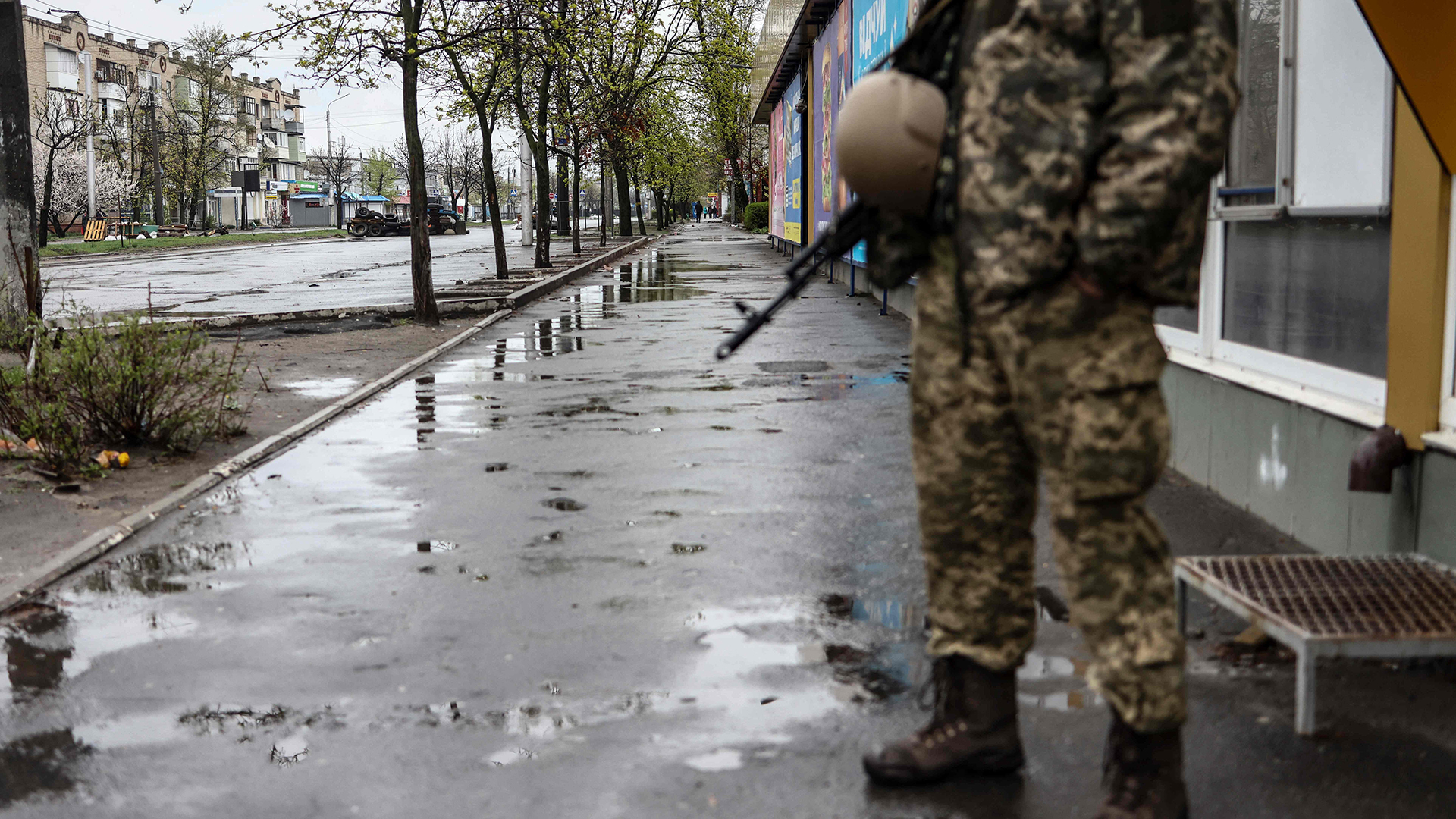 Ein Soldat steht in einer Straße in Severodonetsk in der Donbass-Region in der Ost-Ukraine. | AFP