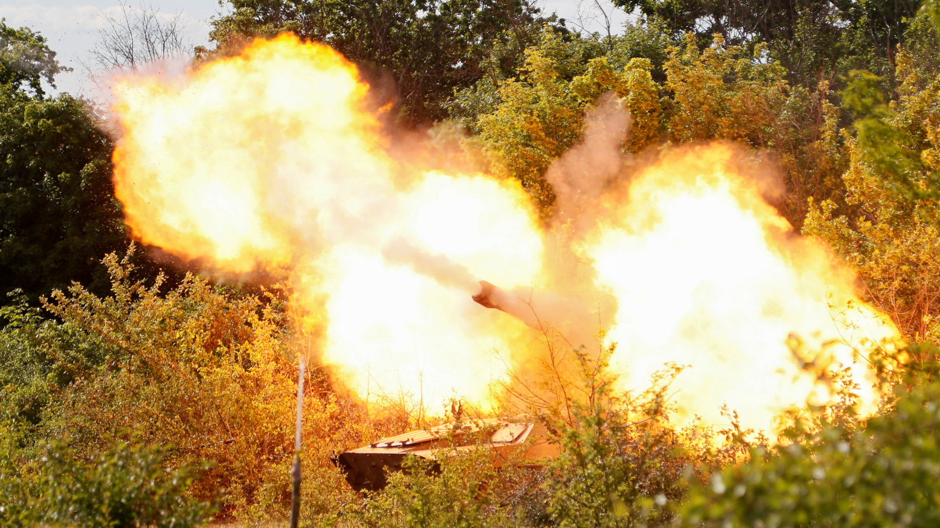 Feuer rund um einen Panzer im Donbass | REUTERS