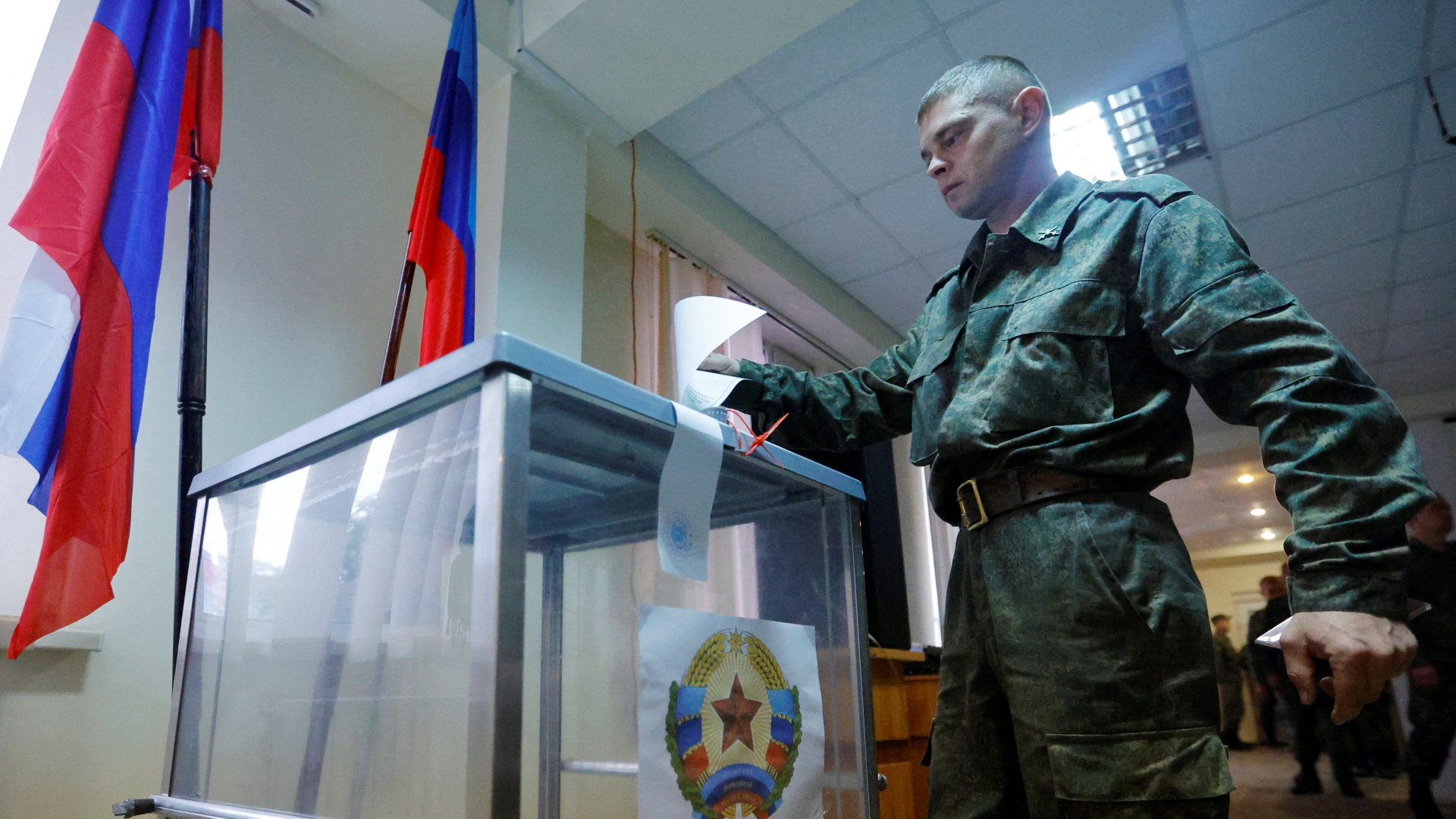 Ein Milizionär der selbsternannten Volksrepublik Luhansk bei der Wahl zum Beitritt zu Russland | REUTERS