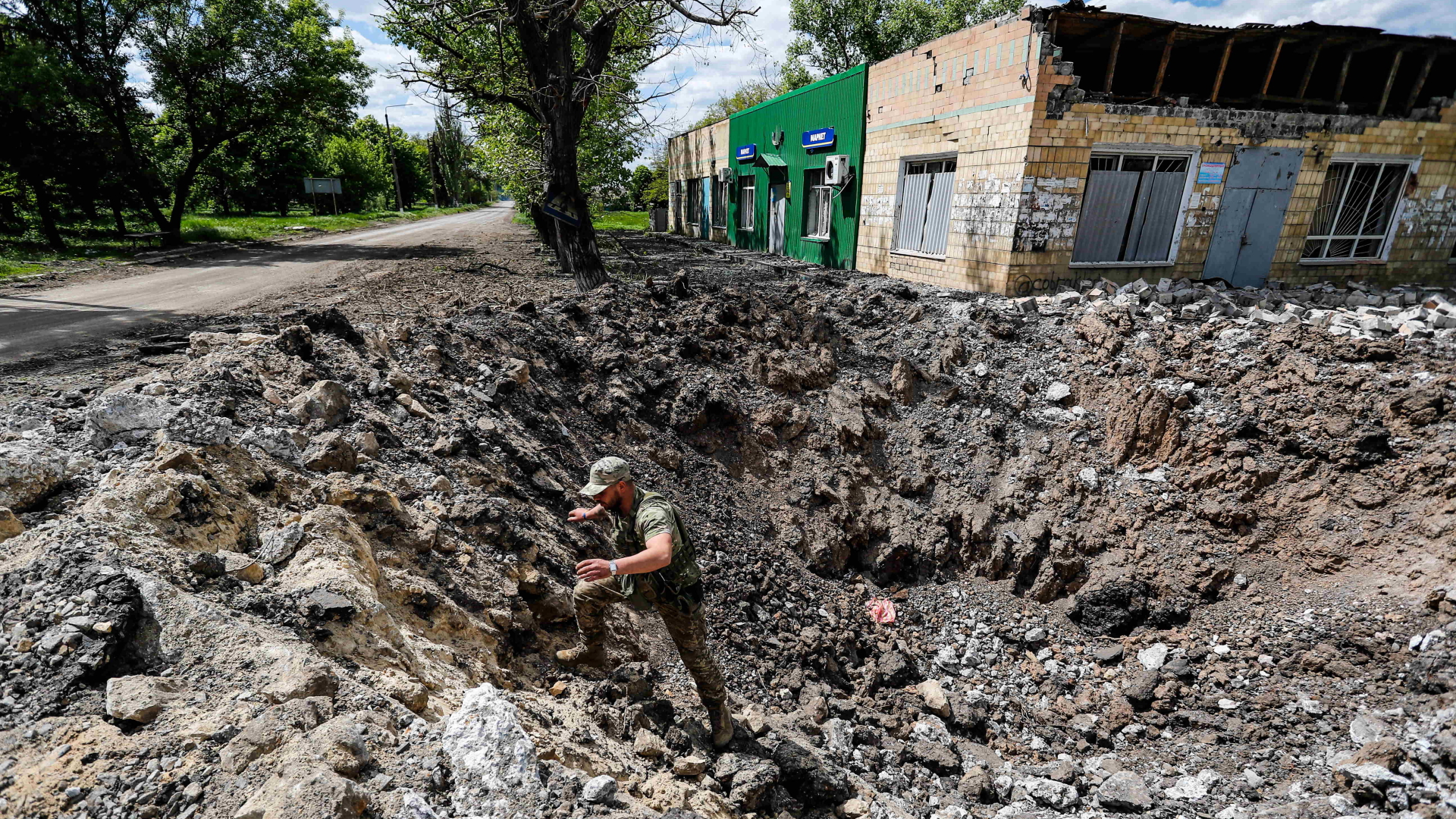 Ein ukrainischer Soldat einer Aufklärungseinheit begutachtet ein riesiges Loch, das durch einen russischen Luftangriff am Rande der Donbass-Region entstanden sein soll (Archivbild).