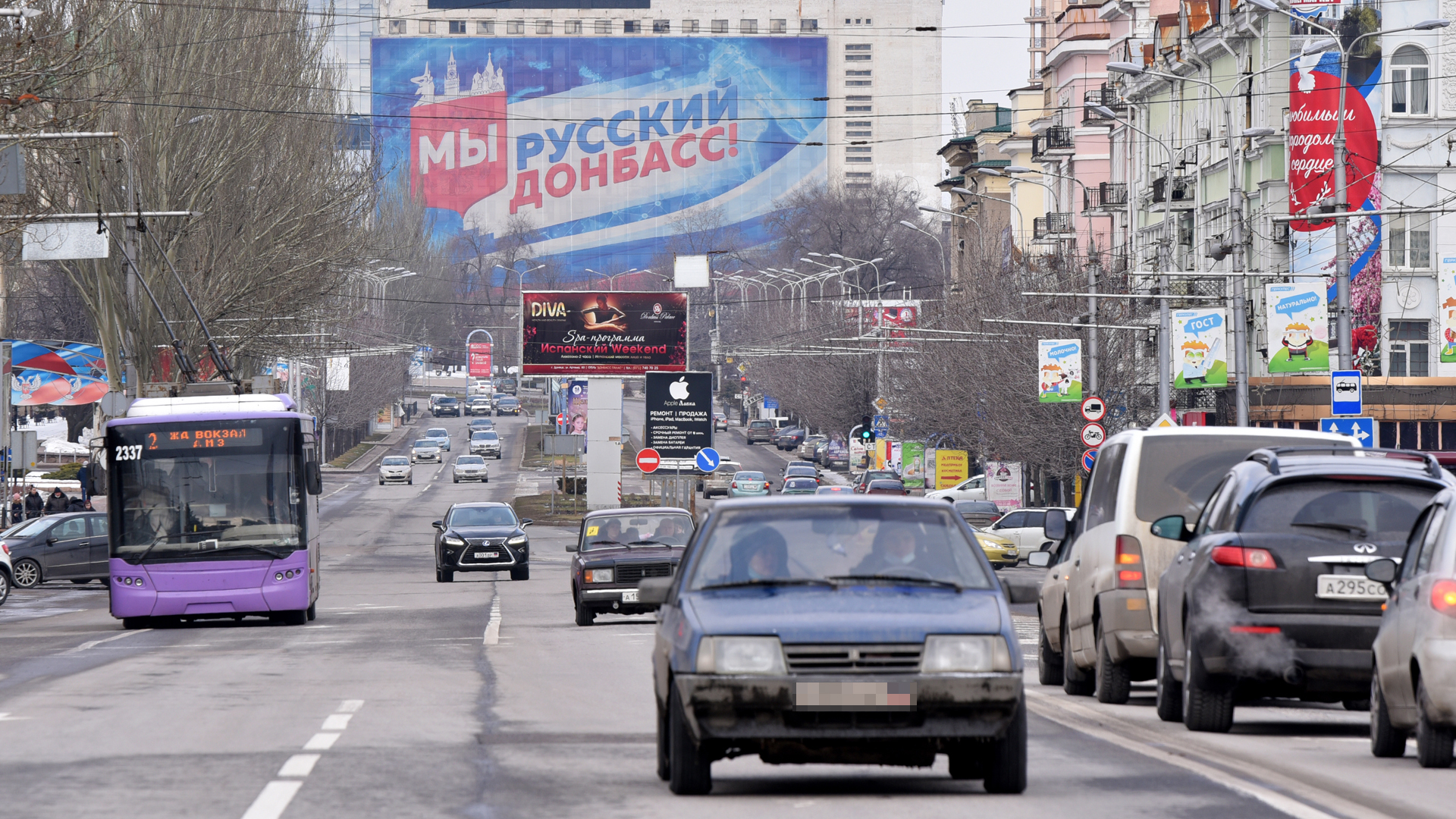 "Wir sind der russische Donbass" steht auf einem Plakat, das im besetzten Donezk an einem Gebäude hängt.