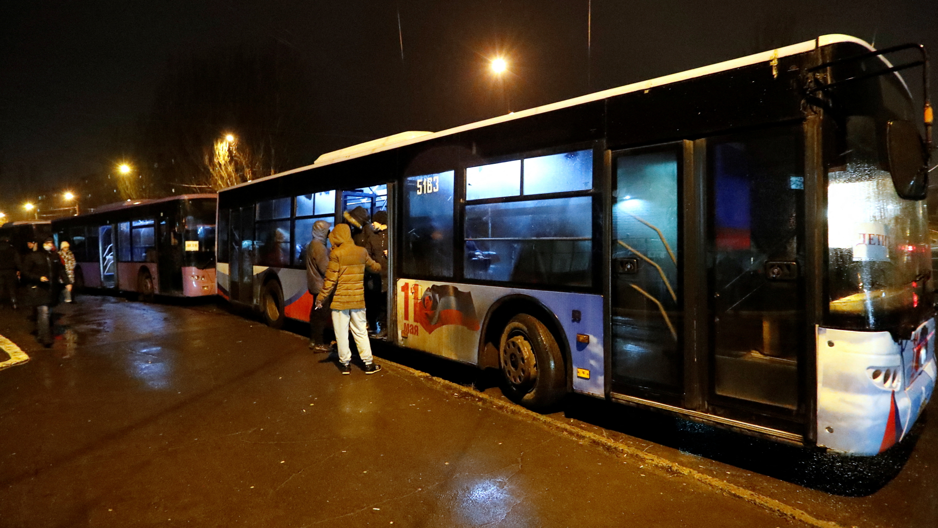 Busse in Donezk, mit denen Einwohner nach Russland gebracht werden sollen. | REUTERS