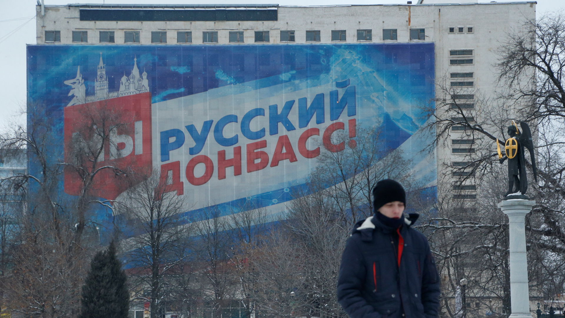 "Wir sind der russische Donbass" steht auf einem Banner in der abtrünnigen Stadt Donezk (Ost-Ukraine) | REUTERS