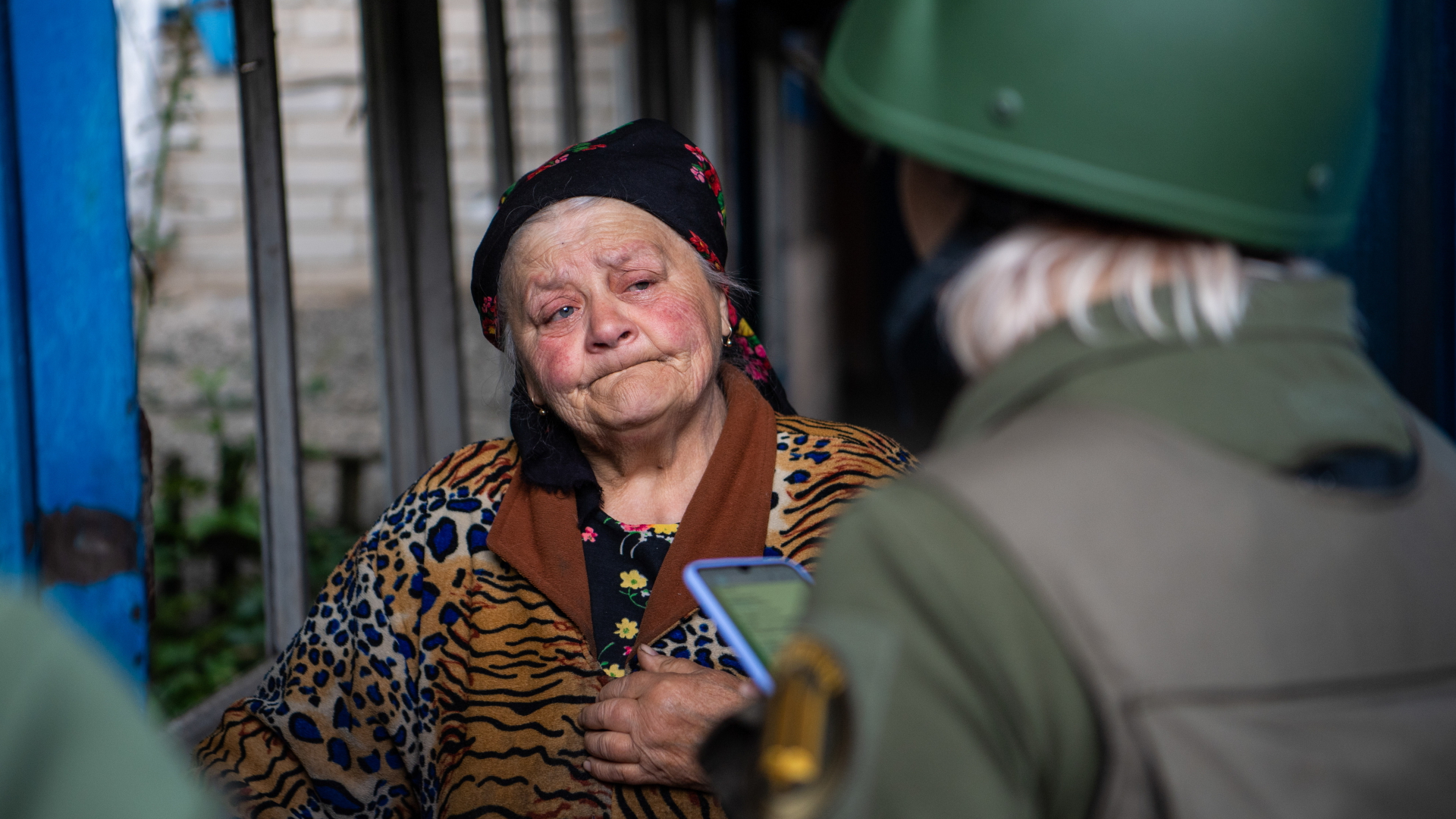 Freiwillige versuchen erfolglos, eine ältere Frau dazu zu bewegen, die Stadt im Donezk Gebiet zu verlassen. | dpa