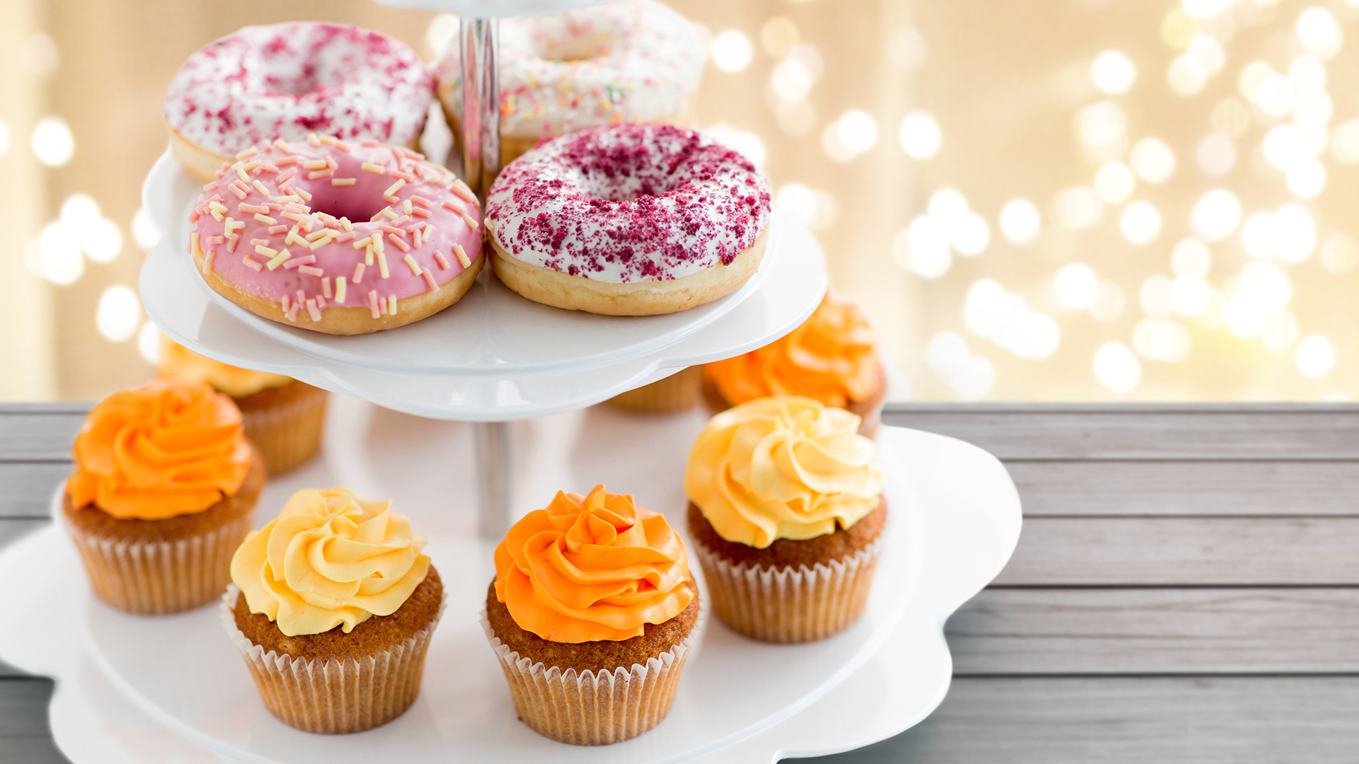 Donuts und Cupcakes auf einer Etagere | picture alliance / Zoonar