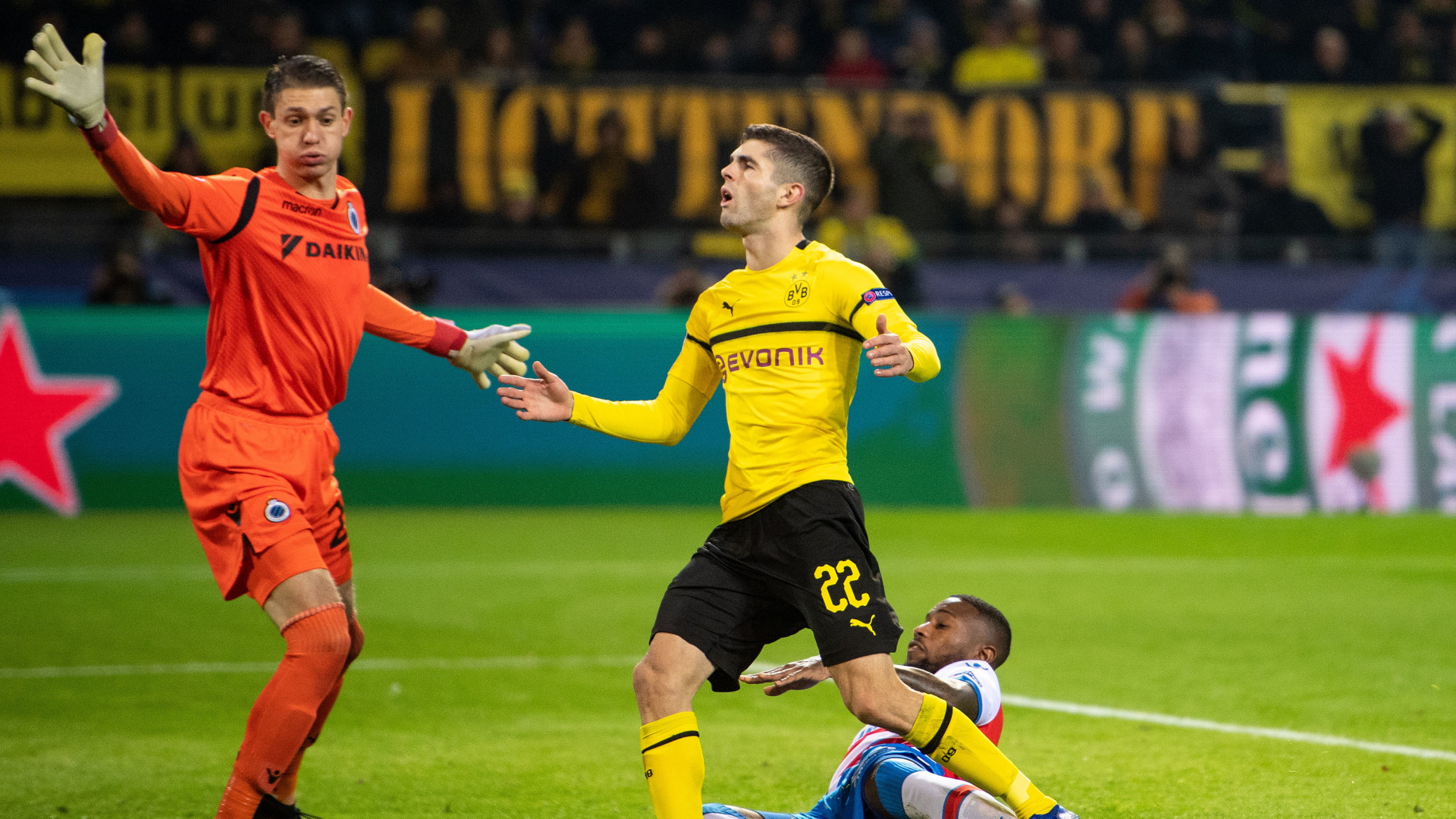 Dortmunds Christian Pulisic (M) reagiert nach einer vergebenen Torchance gegen Brügges Torwart Ethan Horvath (l) und Stefano Denswil | Bildquelle: dpa