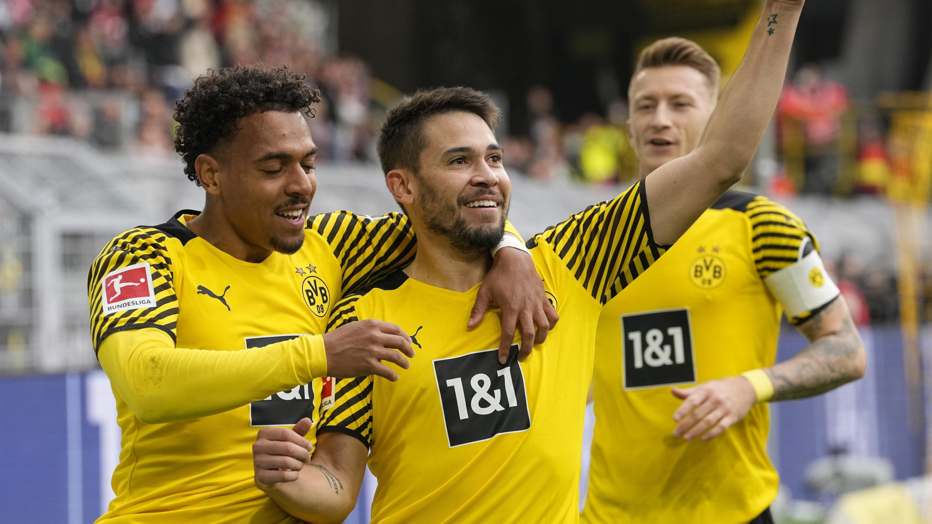 BVB-Spieler Raphael Guerreiro (Mitte), Donyell Malen (links) und Marco Reus | AP
