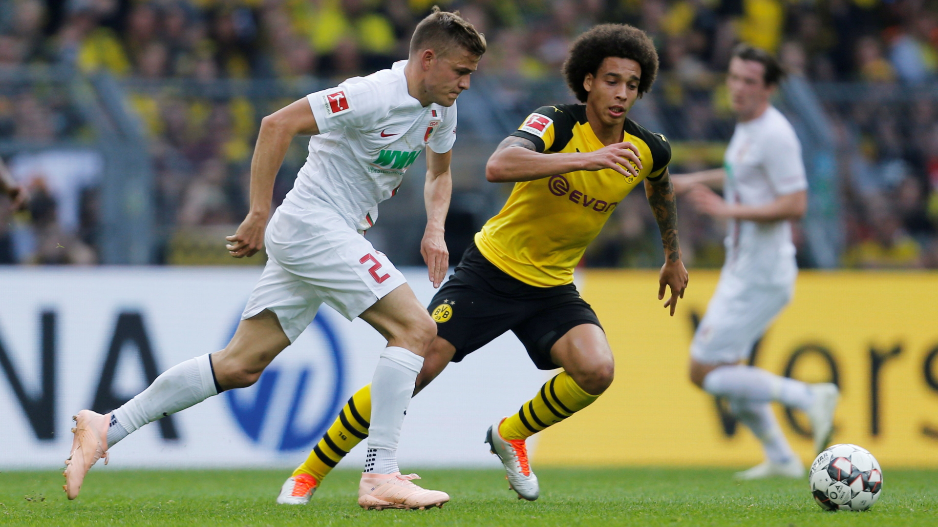 Alfreo Finnbogason von Augsburg, links, mit Borussia Dortmunds Axel Witsel | Bildquelle: REUTERS