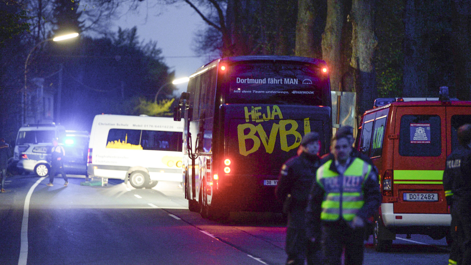 Polizeibeamte untersuchen nach dem Anschlag den BVB-Bus. | Bildquelle: AFP