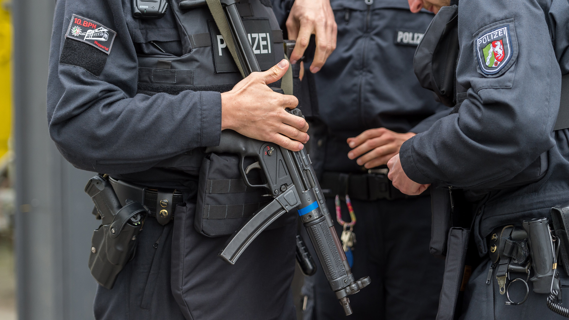 Polizisten stehen mit einer Maschinenpistole vor dem Stadion Signal Iduna Park in Dortmund.