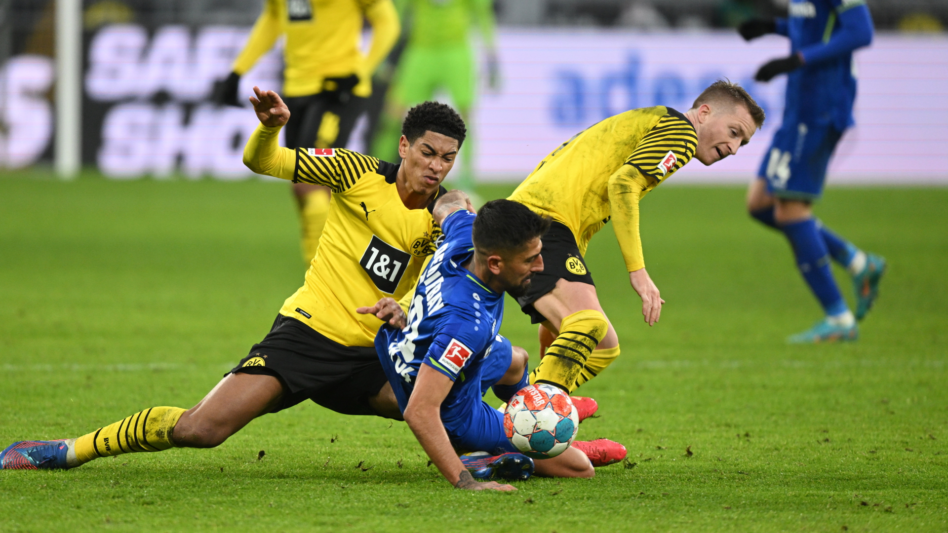 Dortmunds Jude Bellingham und Marco Reus kämpfen mit Leverkusens Kerem Demirbay um den Ball.  | dpa