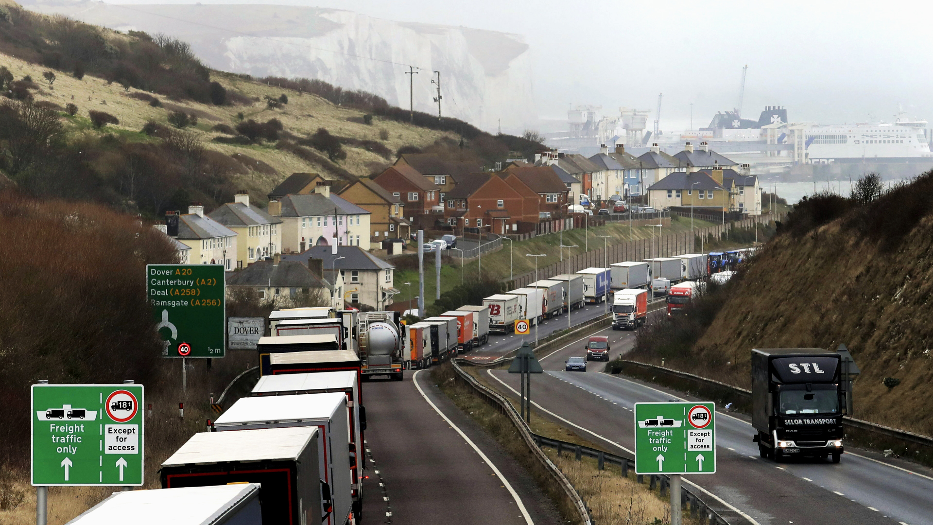 Lkw-Schlange am Eingang des Hafens von Dover. | AP