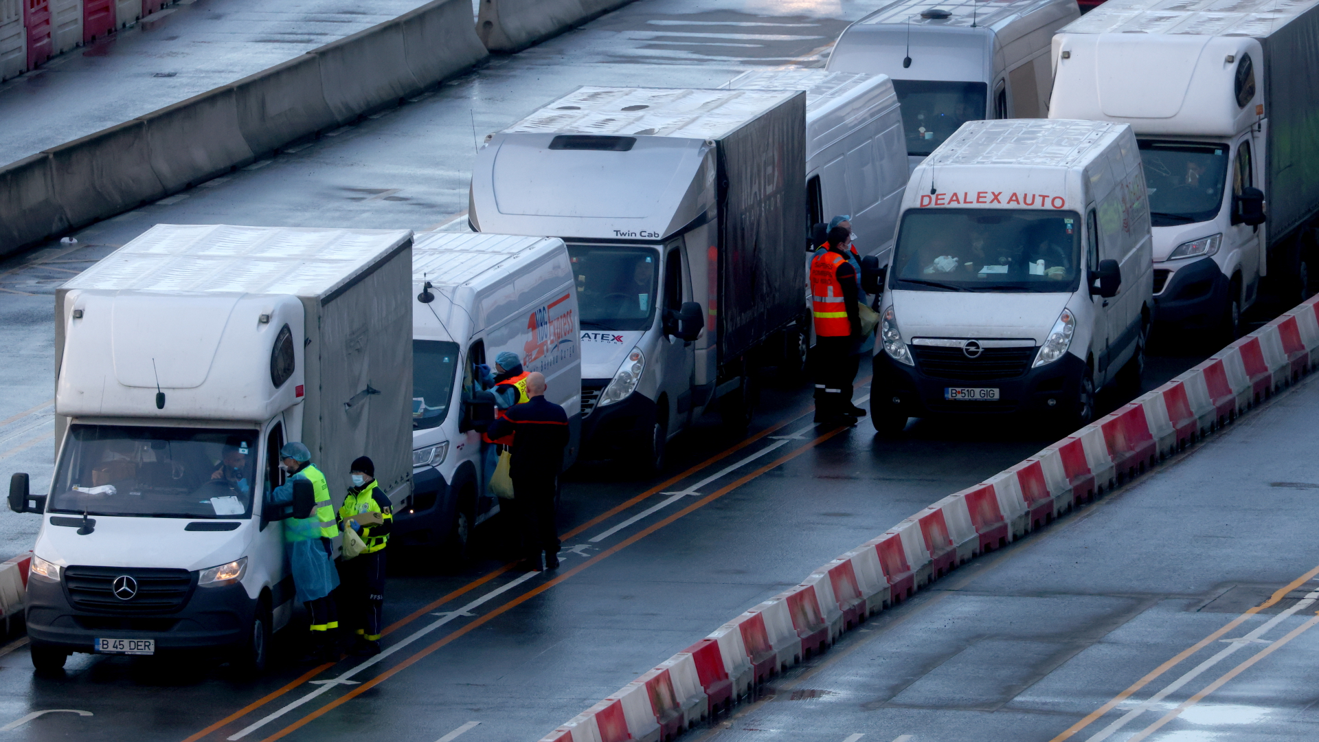Französische Beamte testen einen Lkw-Fahrer in Dover, England | REUTERS