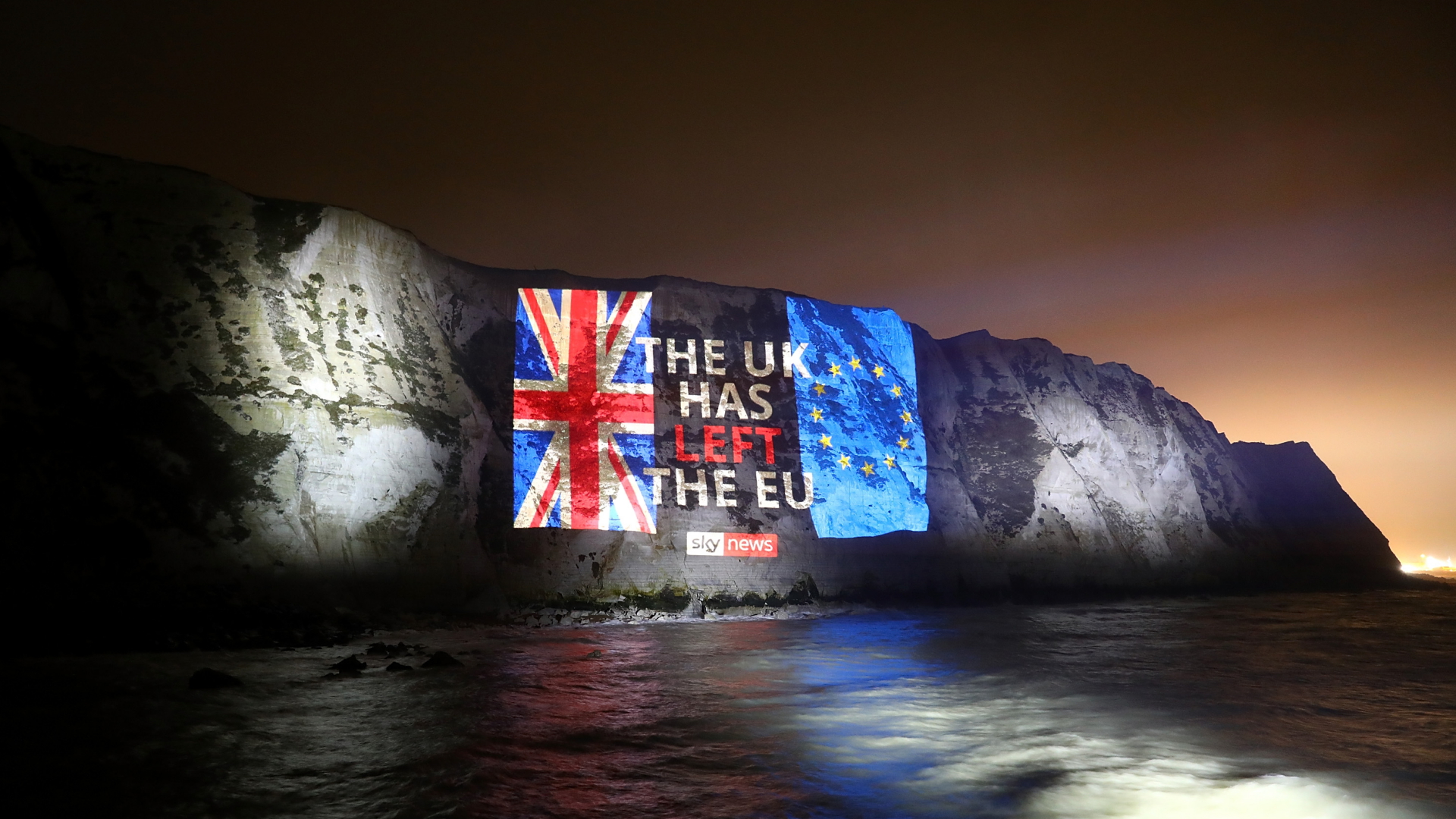 An die Klippen von Dover wird die Nachricht vom EU-Austritt Großbritannien projiziert | Tim P Whitby/SKY NEWS HANDOUT/EP