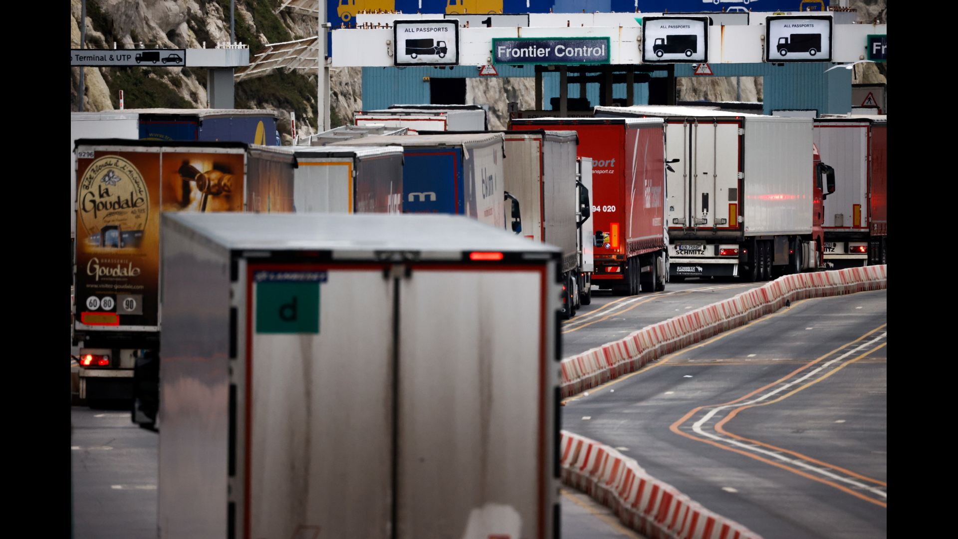 Lastwagen stehen in Dover in der Warteschlange zur Grenzabfertigung | REUTERS
