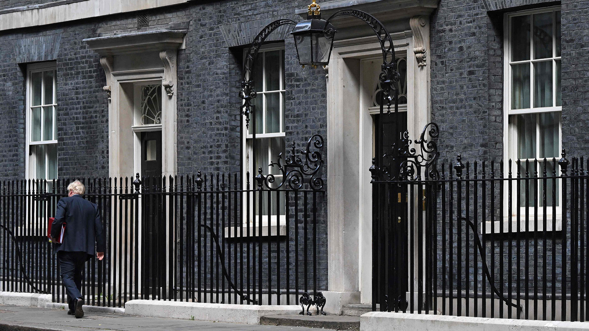Boris Johnson läuft entlang der Downing Street. | AFP