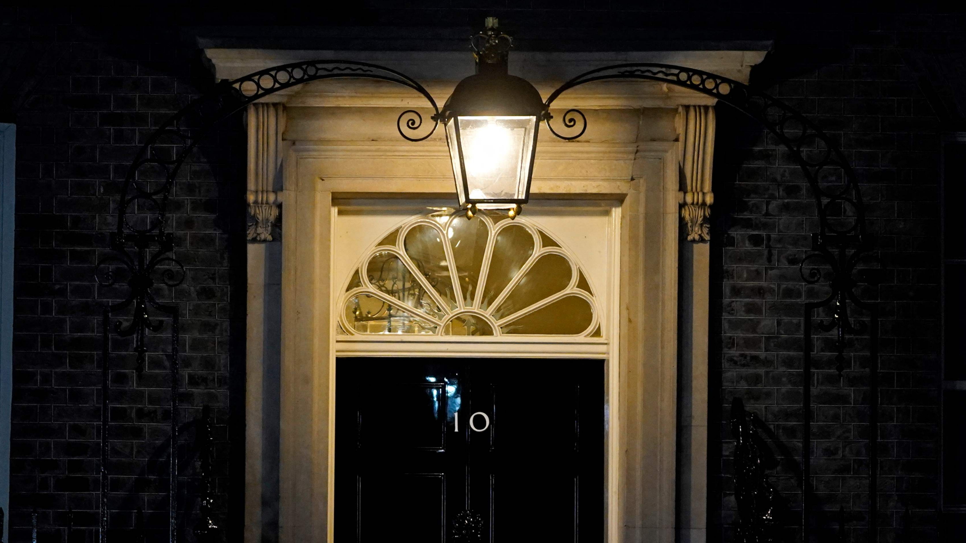 Die Tür des britischen Regierungssitzes in der Downing Street mit der Hausnummer 10 wird von einer Laterne beleuchtet. | AFP